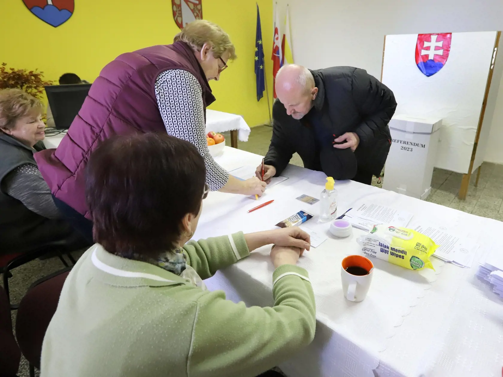 V poradí deviate referendum v histórii Slovenska, ktoré vyhlásila prezidentka SR Zuzana Čaputová s otázkou "Súhlasíte s tým, že predčasné skončenie volebného obdobia Národnej rady Slovenskej republiky je možné uskutočniť referendom alebo uznesením NR SR, a to zmenou Ústavy SR ?" sa v sobotu 21. januára 2023 začalo o 7.00 hodine. Občania môžu hlasovať vo svojom volebnom okrsku alebo v ktoromkoľvek na základe hlasovacieho preukazu do 22.00 h. Referendum bude platné, ak sa ho zúčastní nadpolovičná 