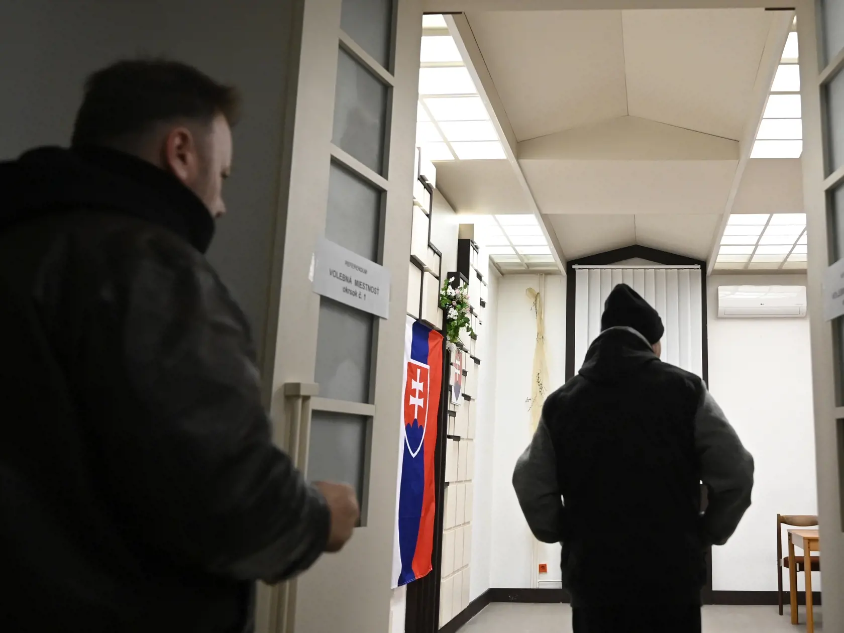 V poradí deviate referendum v histórii Slovenska, ktoré vyhlásila prezidentka SR Zuzana Čaputová s otázkou "Súhlasíte s tým, že predčasné skončenie volebného obdobia Národnej rady Slovenskej republiky je možné uskutočniť referendom alebo uznesením NR SR, a to zmenou Ústavy SR ?" sa v sobotu 21. januára 2023 začalo o 7.00 hodine. Občania môžu hlasovať vo svojom volebnom okrsku alebo v ktoromkoľvek na základe hlasovacieho preukazu do 22.00 h. Referendum bude platné, ak sa ho zúčastní nadpolovičná 