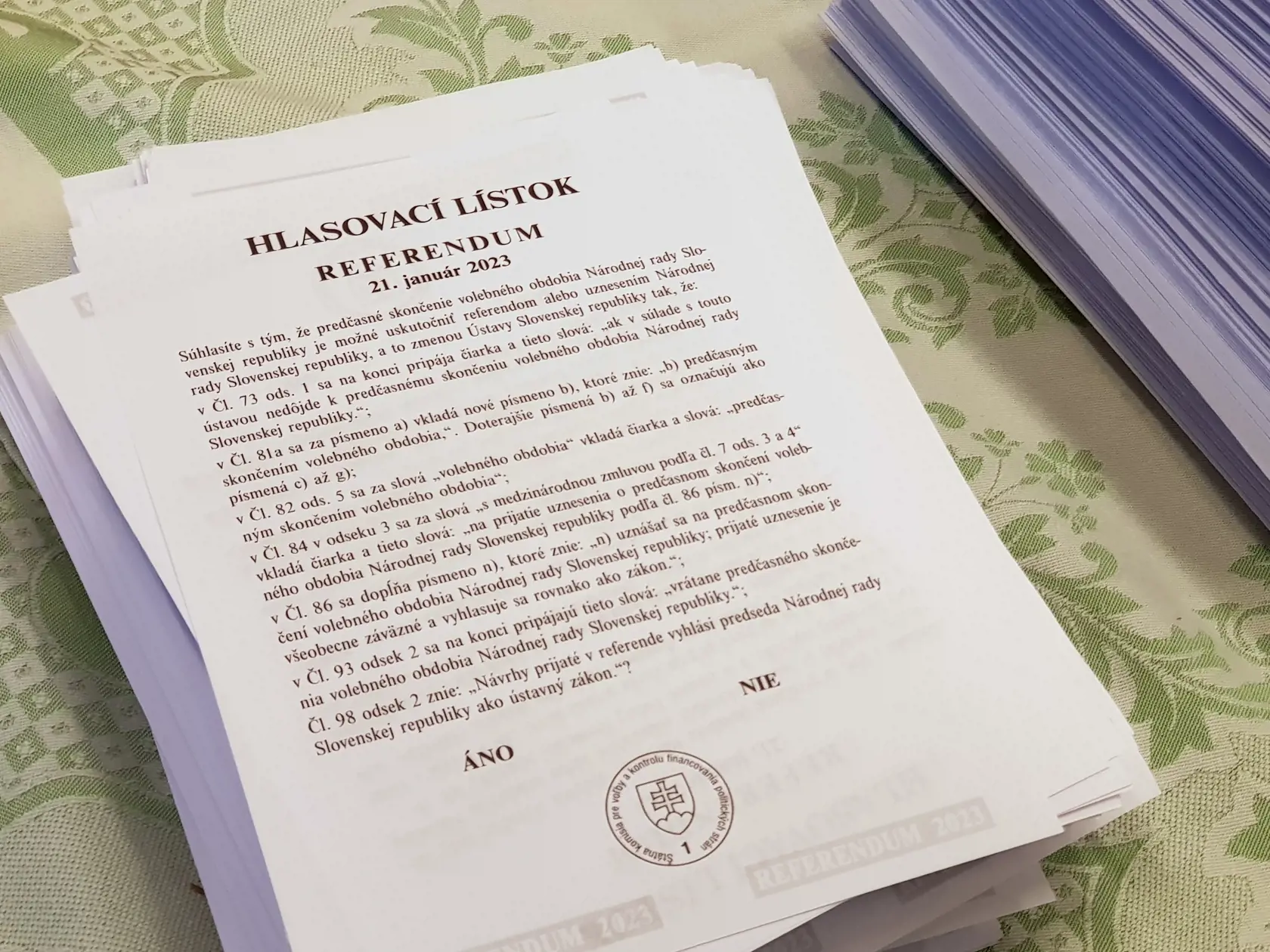 V poradí deviate referendum v histórii Slovenska, ktoré vyhlásila prezidentka SR Zuzana Čaputová s otázkou "Súhlasíte s tým, že predčasné skončenie volebného obdobia Národnej rady Slovenskej republiky je možné uskutočniť referendom alebo uznesením NR SR, a to zmenou Ústavy SR ?" sa v sobotu 21. januára 2023 začalo o 7.00 hodine. Občania môžu hlasovať vo svojom volebnom okrsku alebo v ktoromkoľvek na základe hlasovacieho preukazu do 22.00 h. Referendum bude platné, ak sa ho zúčastní nadpolovičná 