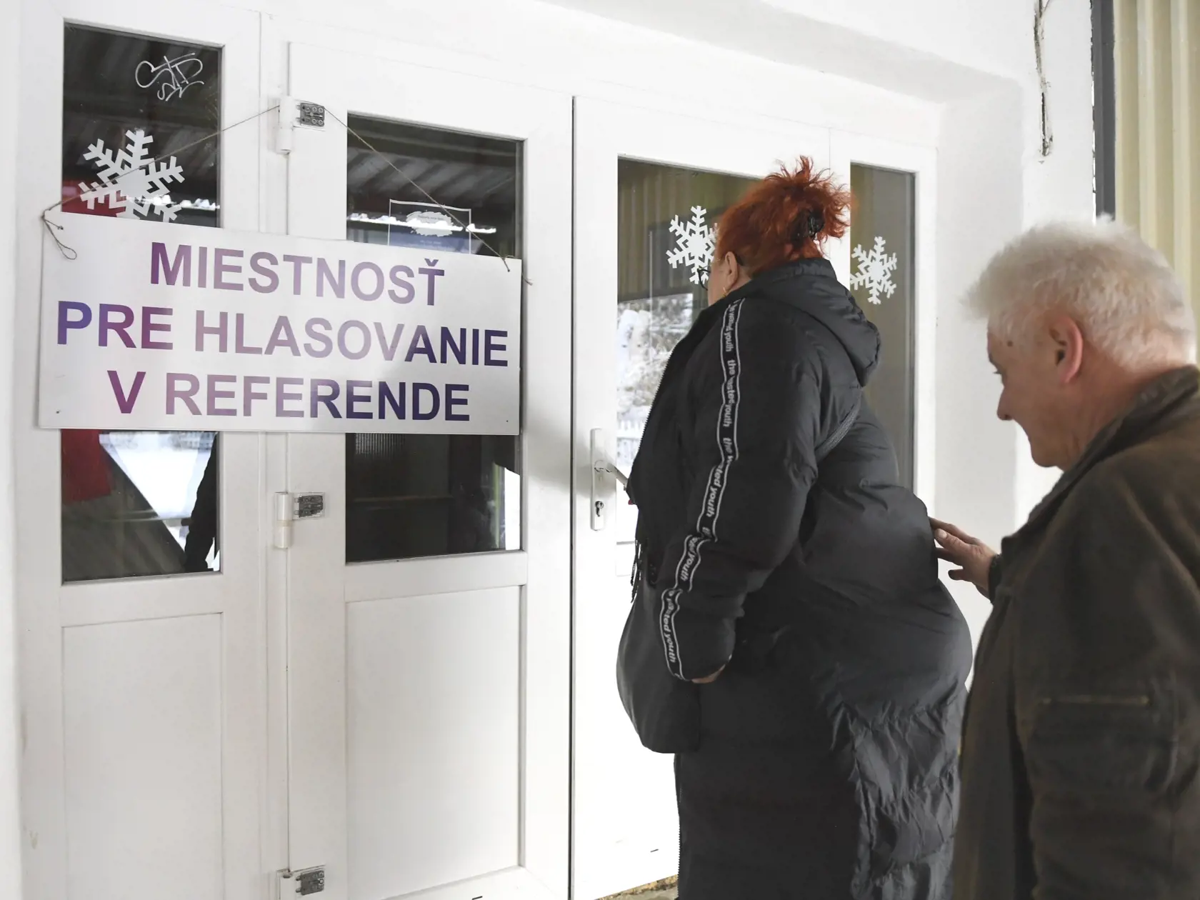 V poradí deviate referendum v histórii Slovenska, ktoré vyhlásila prezidentka SR Zuzana Čaputová s otázkou "Súhlasíte s tým, že predčasné skončenie volebného obdobia Národnej rady Slovenskej republiky je možné uskutočniť referendom alebo uznesením NR SR, a to zmenou Ústavy SR ?" sa v sobotu 21. januára 2023 začalo o 7.00 hodine. Občania môžu hlasovať vo svojom volebnom okrsku alebo v ktoromkoľvek na základe hlasovacieho preukazu do 22.00 h. Referendum bude platné, ak sa ho zúčastní nadpolovičná 