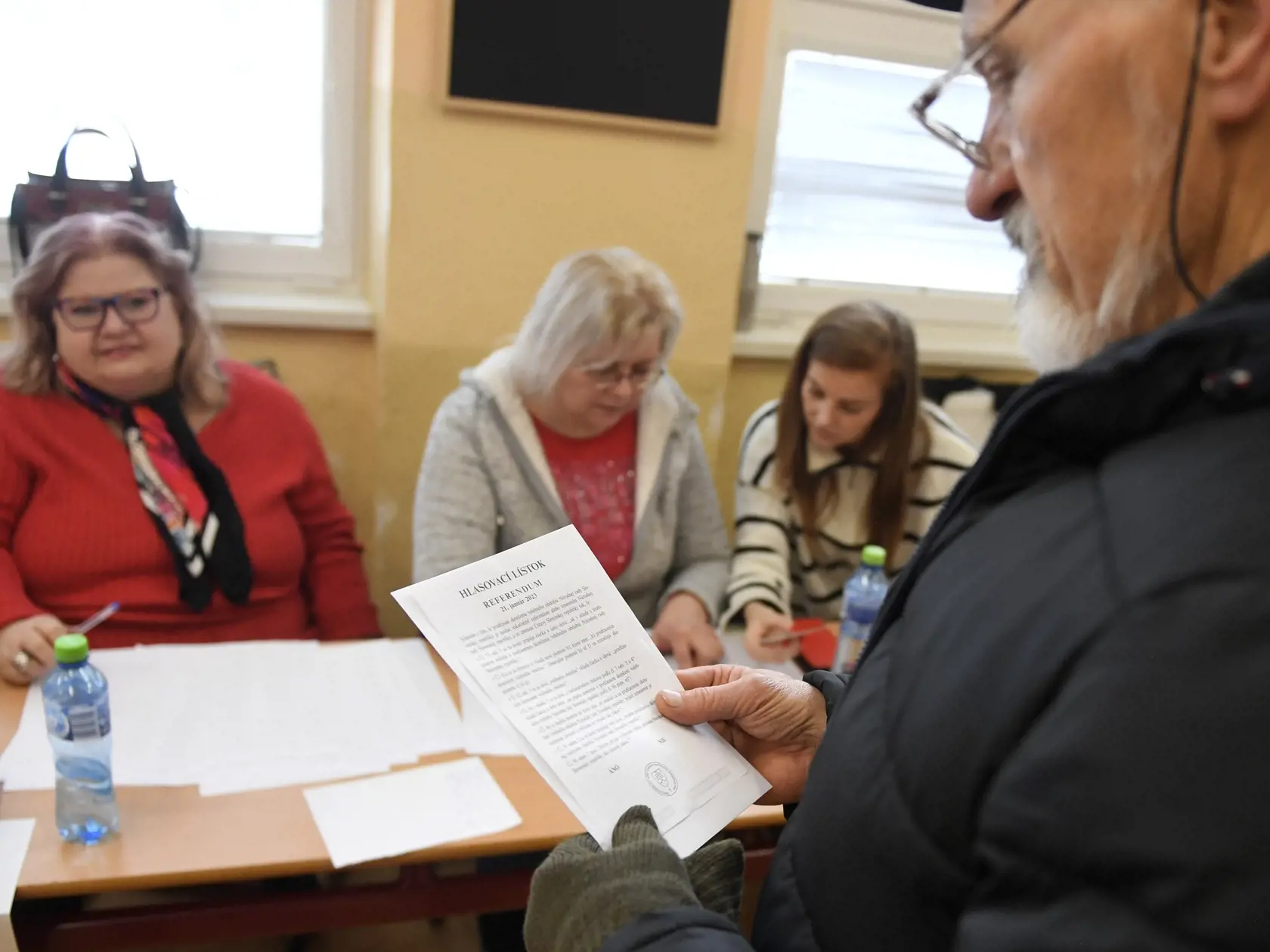 V poradí deviate referendum v histórii Slovenska, ktoré vyhlásila prezidentka SR Zuzana Čaputová s otázkou "Súhlasíte s tým, že predčasné skončenie volebného obdobia Národnej rady Slovenskej republiky je možné uskutočniť referendom alebo uznesením NR SR, a to zmenou Ústavy SR ?" sa v sobotu 21. januára 2023 začalo o 7.00 hodine. Občania môžu hlasovať vo svojom volebnom okrsku alebo v ktoromkoľvek na základe hlasovacieho preukazu do 22.00 h. Referendum bude platné, ak sa ho zúčastní nadpolovičná 