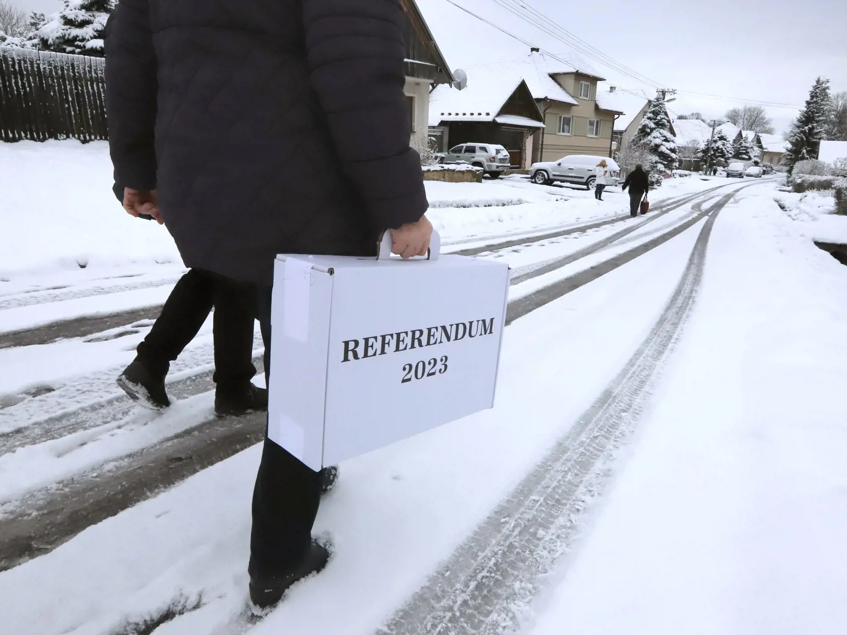 V poradí deviate referendum v histórii Slovenska, ktoré vyhlásila prezidentka SR Zuzana Čaputová s otázkou "Súhlasíte s tým, že predčasné skončenie volebného obdobia Národnej rady Slovenskej republiky je možné uskutočniť referendom alebo uznesením NR SR, a to zmenou Ústavy SR ?" sa v sobotu 21. januára 2023 začalo o 7.00 hodine. Občania môžu hlasovať vo svojom volebnom okrsku alebo v ktoromkoľvek na základe hlasovacieho preukazu do 22.00 h. Referendum bude platné, ak sa ho zúčastní nadpolovičná 
