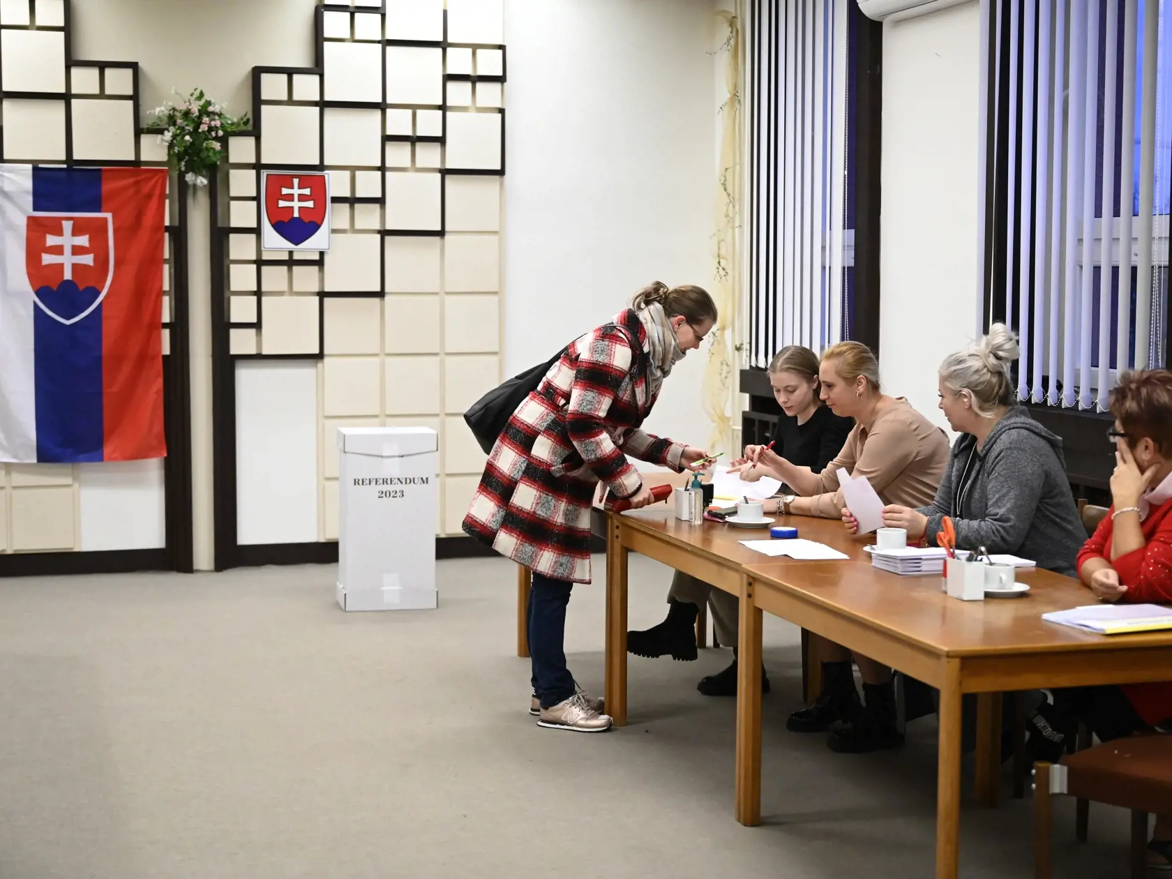 V poradí deviate referendum v histórii Slovenska, ktoré vyhlásila prezidentka SR Zuzana Čaputová s otázkou "Súhlasíte s tým, že predčasné skončenie volebného obdobia Národnej rady Slovenskej republiky je možné uskutočniť referendom alebo uznesením NR SR, a to zmenou Ústavy SR ?" sa v sobotu 21. januára 2023 začalo o 7.00 hodine. Občania môžu hlasovať vo svojom volebnom okrsku alebo v ktoromkoľvek na základe hlasovacieho preukazu do 22.00 h. Referendum bude platné, ak sa ho zúčastní nadpolovičná 