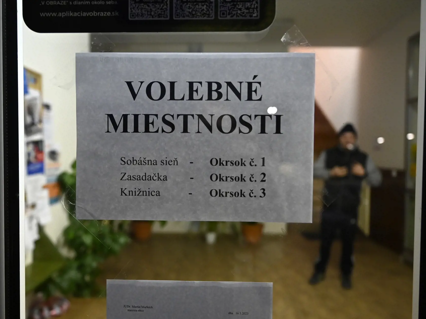 V poradí deviate referendum v histórii Slovenska, ktoré vyhlásila prezidentka SR Zuzana Čaputová s otázkou "Súhlasíte s tým, že predčasné skončenie volebného obdobia Národnej rady Slovenskej republiky je možné uskutočniť referendom alebo uznesením NR SR, a to zmenou Ústavy SR ?" sa v sobotu 21. januára 2023 začalo o 7.00 hodine. Občania môžu hlasovať vo svojom volebnom okrsku alebo v ktoromkoľvek na základe hlasovacieho preukazu do 22.00 h. Referendum bude platné, ak sa ho zúčastní nadpolovičná 