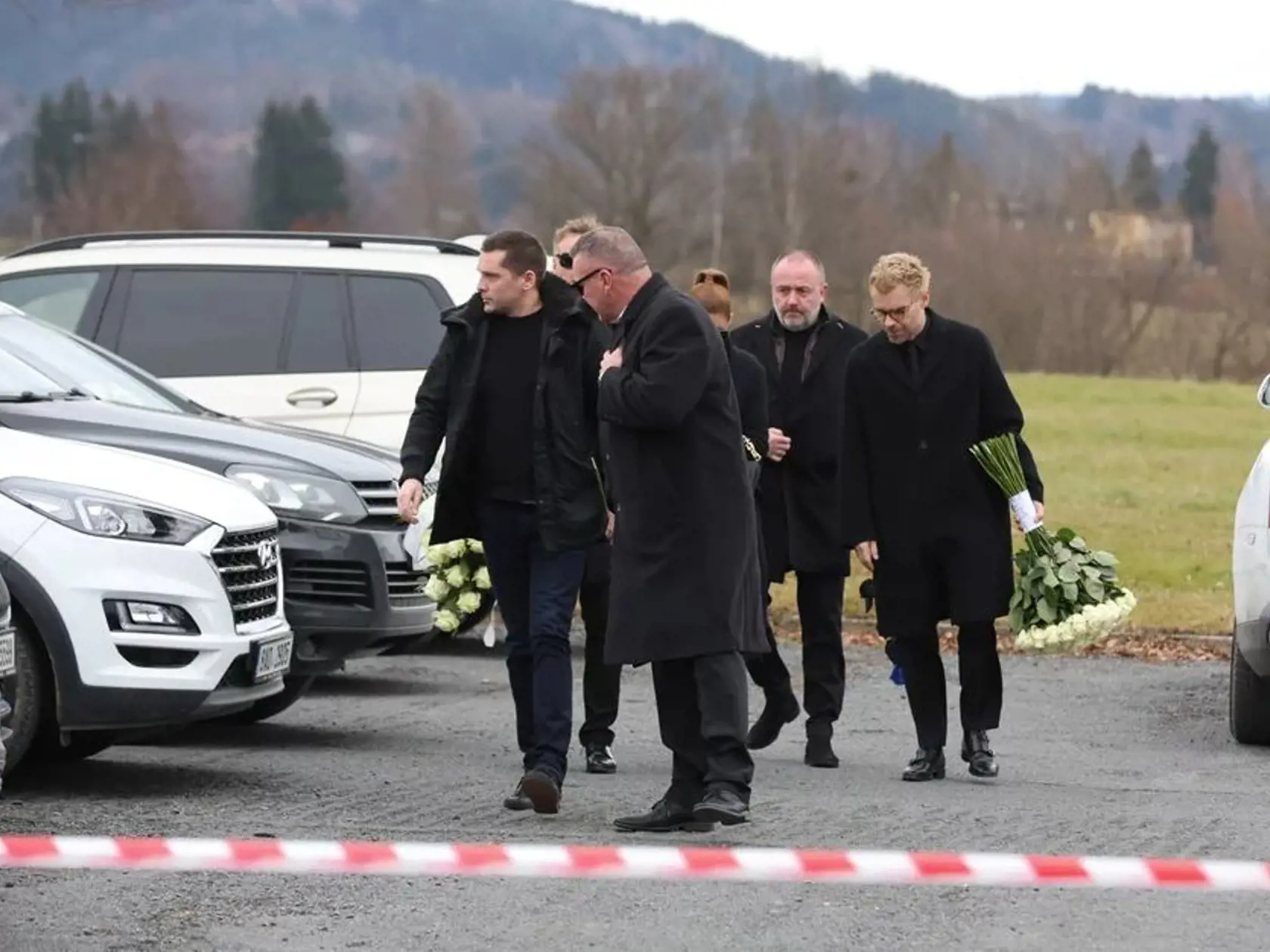 Posledná rozlúčka s Helenou Zeťovou, ktorá náhle zomrela vo veku 44 rokov. Na snímke zdrvený Leoš Mareš (vpravo) a speváčka a jej blízka kamarátka Tereza Kerndlová s manželom.