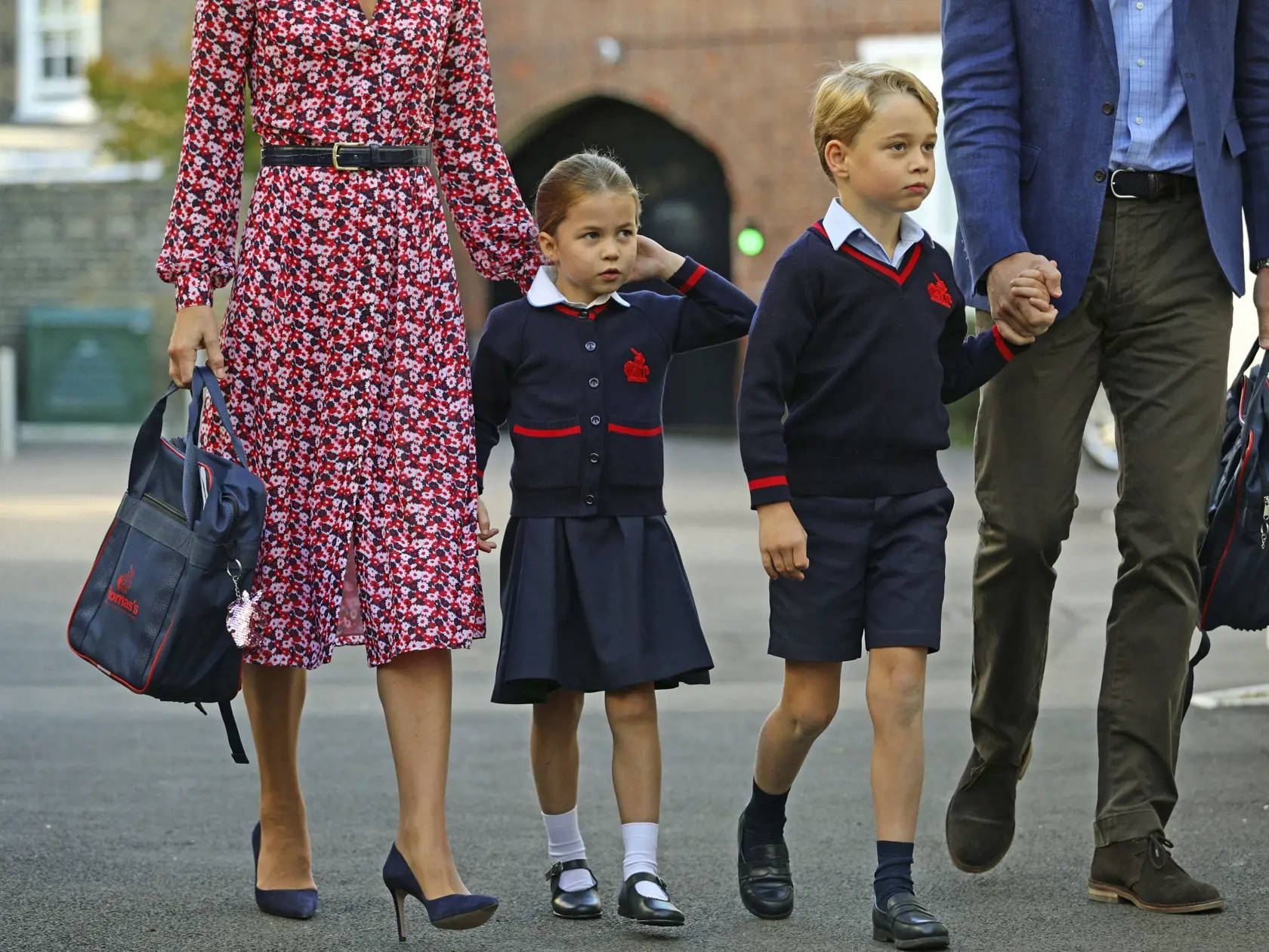 Šťastná a krásna rodinka: Charlotte sprevádzali do školy jej rodičia, vojvodkyňa Kate s princom Williamom, a jej starší brat George.