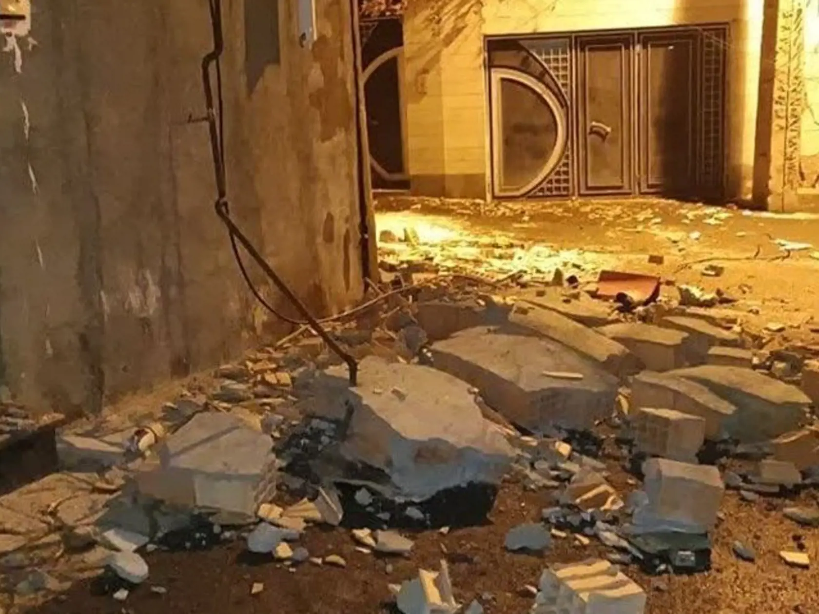 Epicentrum zemetrasenia sa nachádzalo v meste Choj v provincii Západný Azerbajdžan a nastalo v sobotu okolo 21.44 h miestneho času (18.14 h SEČ), uviedlo Seizmologické centrum Teheránskej univerzity.