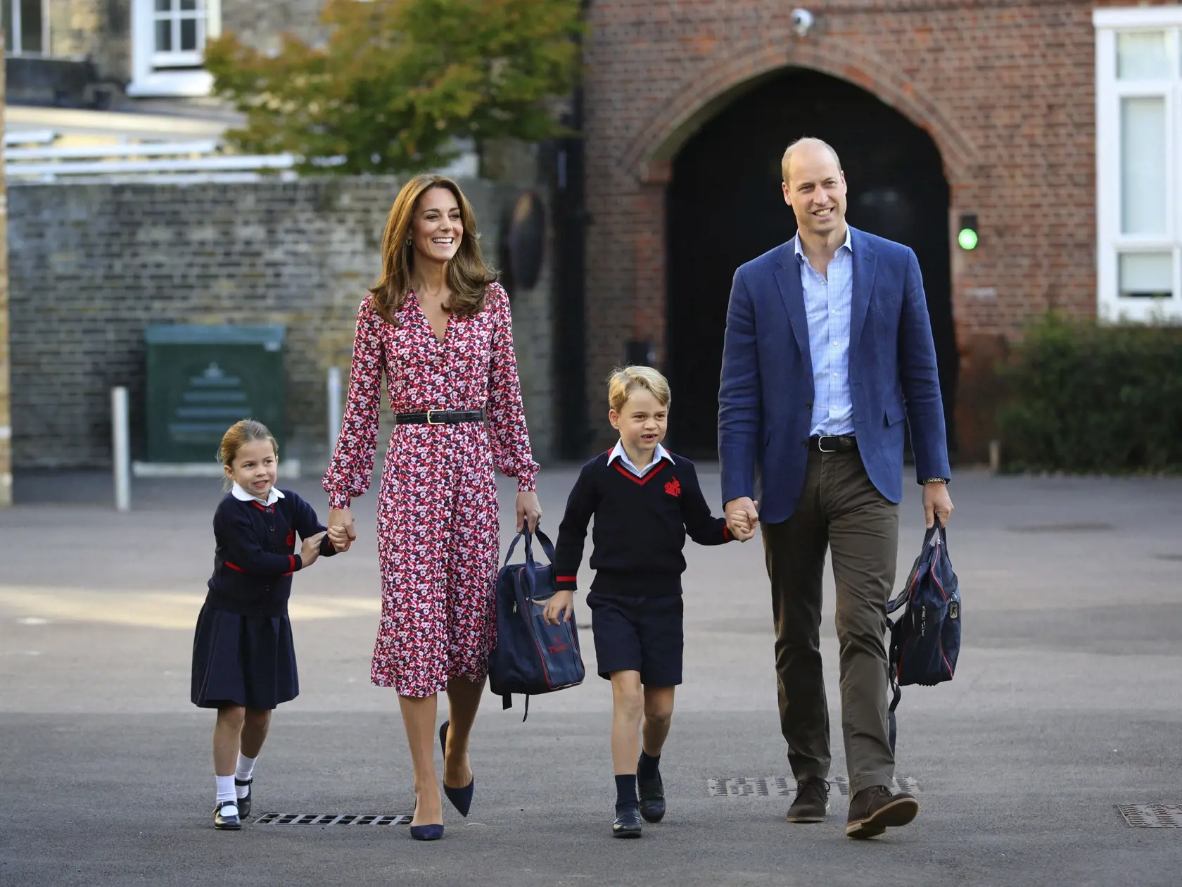 Šťastná a krásna rodinka: Charlotte sprevádzali do školy jej rodičia, vojvodkyňa Kate s princom Williamom, a jej starší brat George.