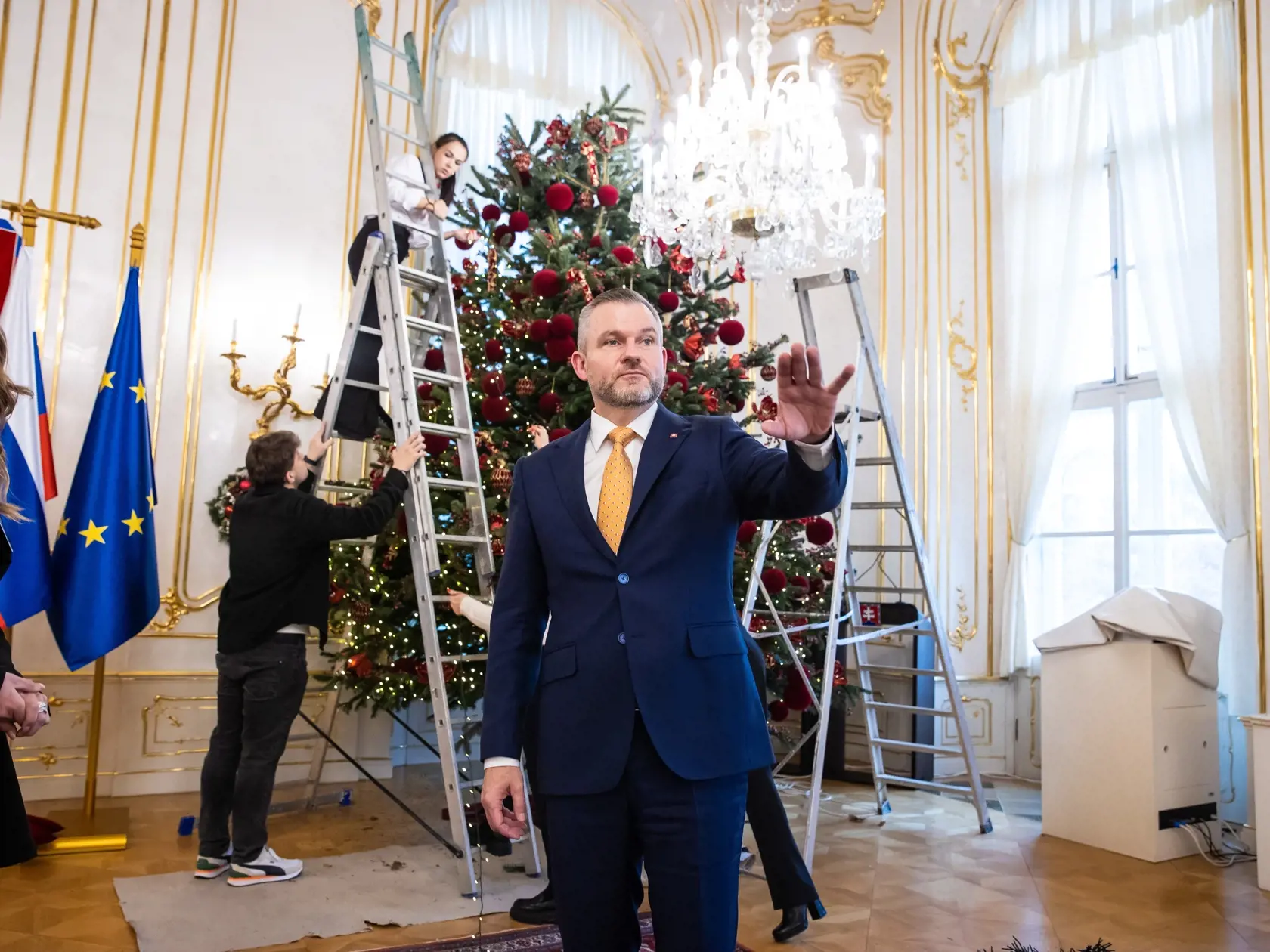 S výzdobou bol spokojný aj samotný prezident Pellegrini, ktorý na zdobenie priebežne dohliadal. V paláci totiž mal mnoho povinností. „Latka je nastavená veľmi vysoko,“ poznamenal s údivom, keď prvýkrát uvidel jeden z vyzdobených stromčekov. Tiež prezradil, že najviac sa mu páči zamatová vínová farba, ktorá najviac vyniká v kombinácií práve so zelenou čačinou.