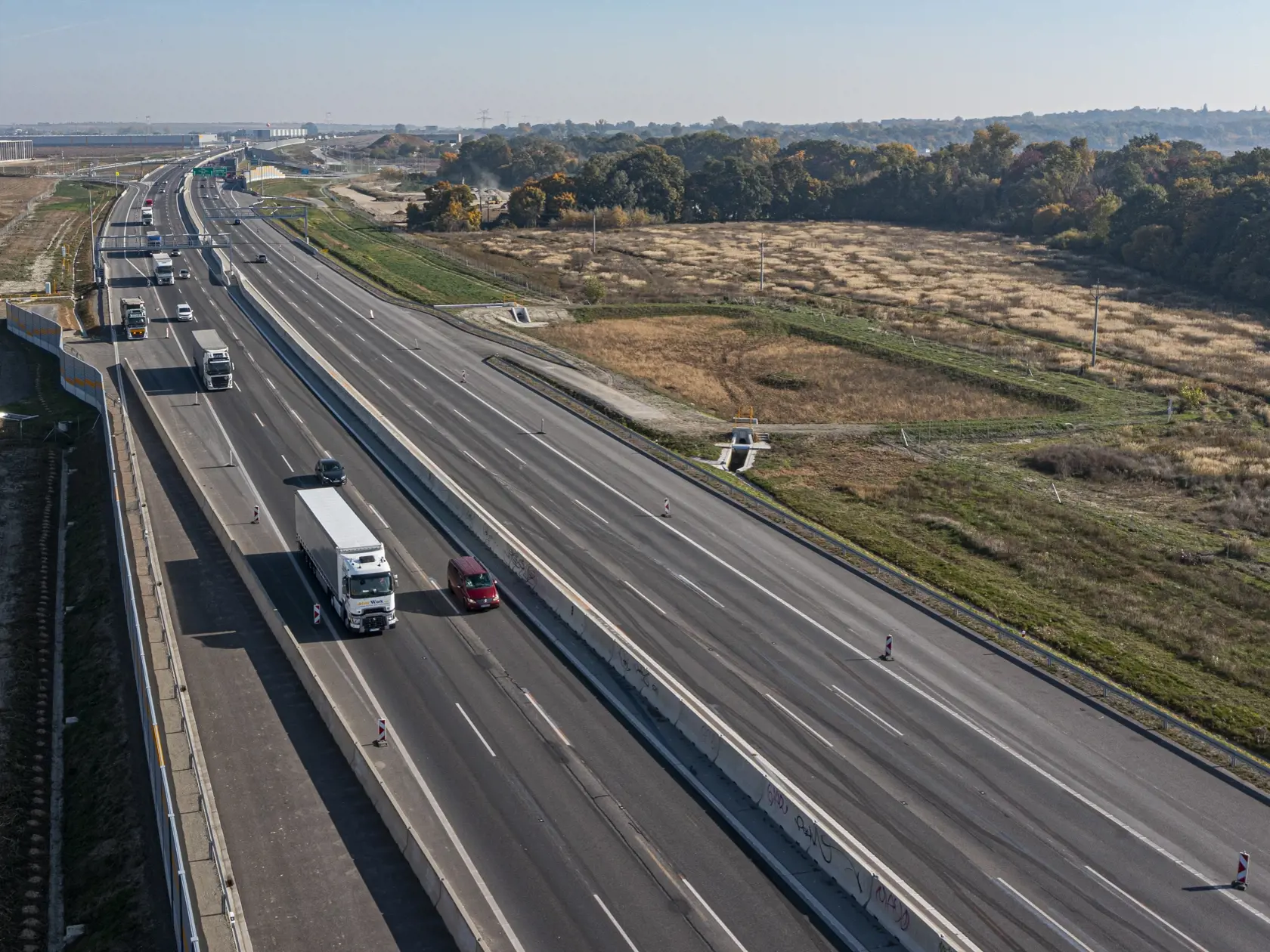 Na snímke z dronu premávka na diaľnici D1 v smere na Trnavu nedaľeko križovatky Triblavina, v Bratislave 30. októbra 2021. FOTO TASR - Michal Svítok