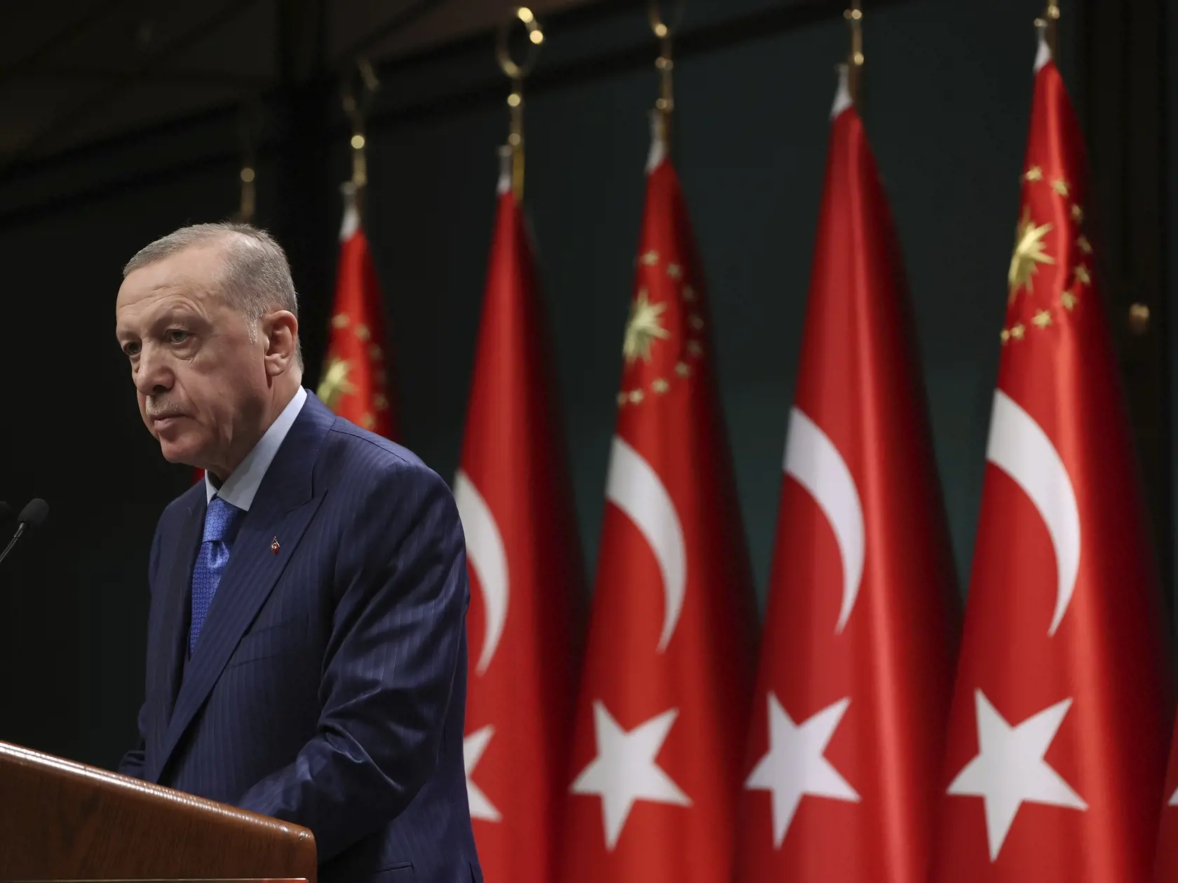 Švédsko "nech nečaká", že Turecko podporí jeho vstup do Severoatlantickej aliancie. Vyhlásil to v pondelok turecký prezident Recep Tayyip Erdogan v reakcii na víkendové protiislamské a prokurdské protesty v Štokholme. Na snímke turecký prezident Recep Tayyip Erdogan počas brífingu v Ankare 23. januára 2023. Erdogan odsúdil predovšetkým pálenie Koránu na proteste organizovanom protiislamským politikom Rasmusom Paludanom a označil to za urážku moslimov.
