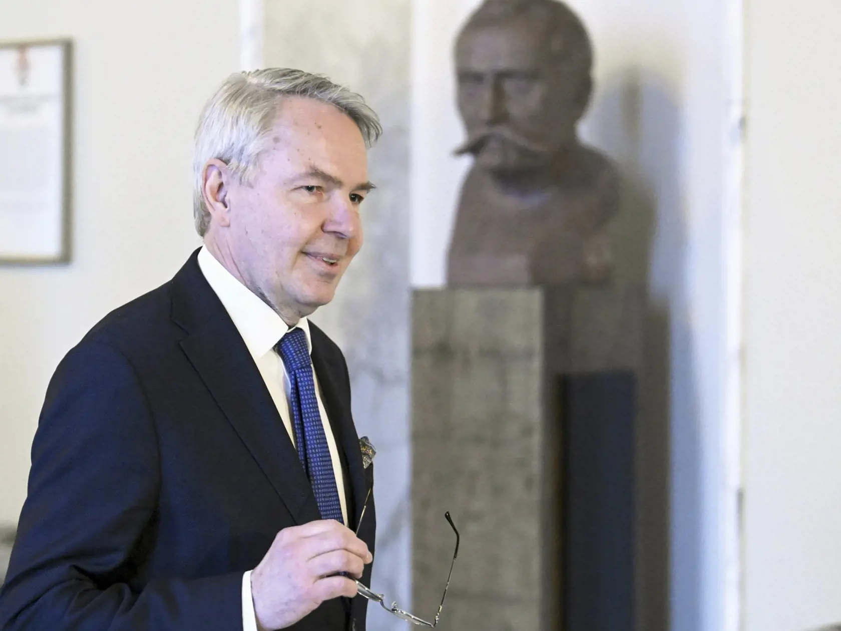 Fínsky minister zahraničných vecí Pekka Haavisto prichádza na tlačovú konferenciu v Helsinkách v utorok 24. januára 2023. Fínsko musí zvážiť vstup do NATO bez Švédska. Povedal to v utorok šéf fínskej diplomacie.  Švédsko sa spolu s Fínskom uchádza o vstup do Severoatlantickej aliancie (NATO), na čo potrebuje súhlas všetkých 30 členských krajín vrátane Turecka.