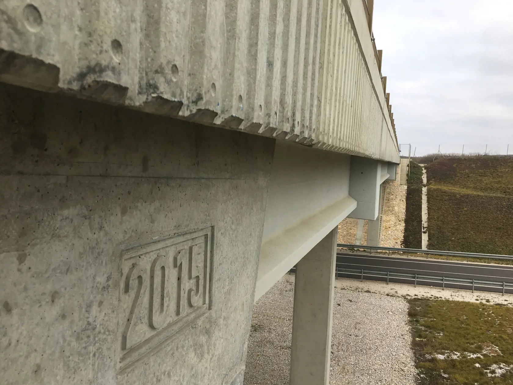 Jablkom sváru sa stal most ponad R2. Paradoxne nevedie nikam.