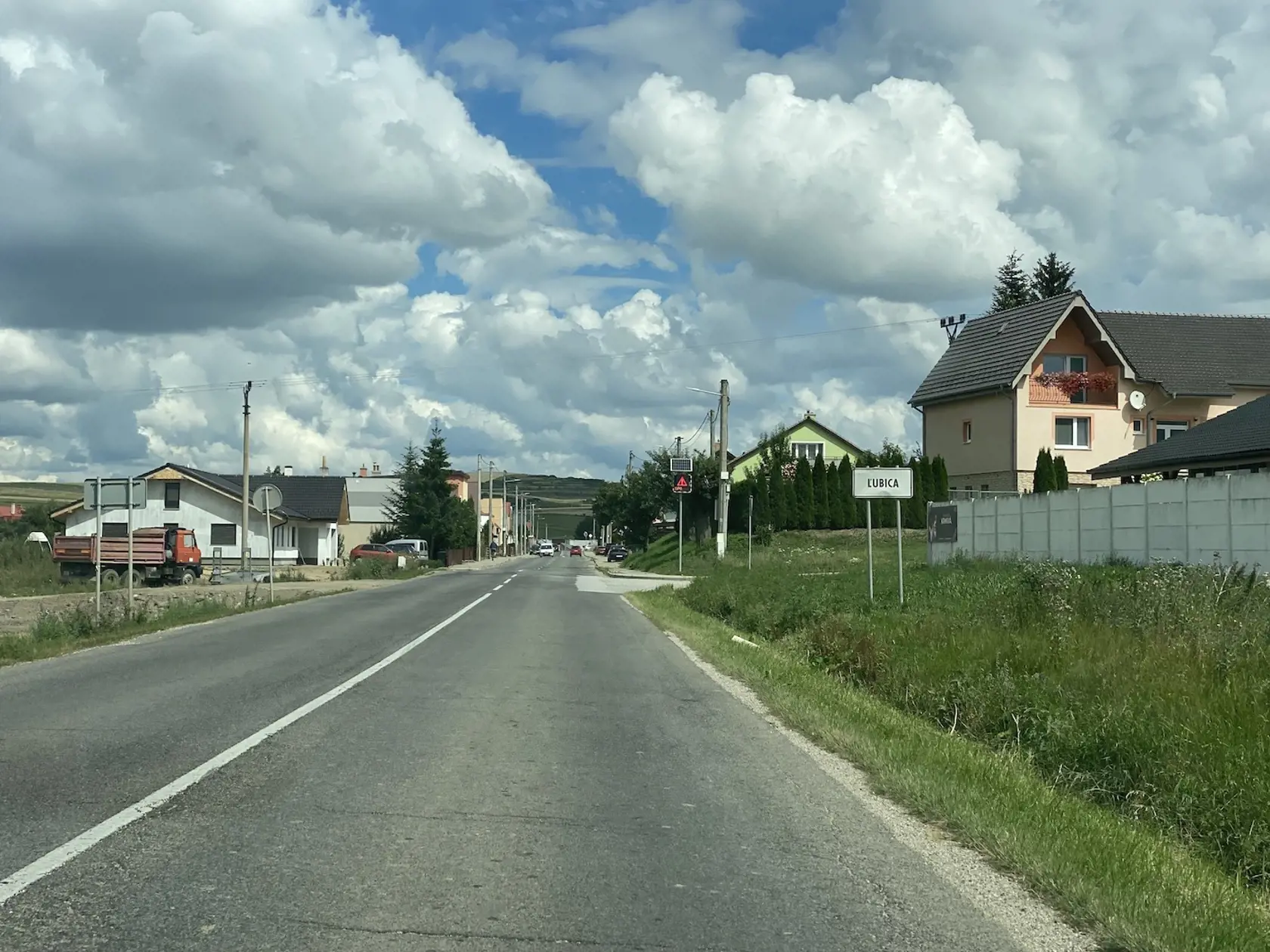 Poslanec Štefan Kuffa býva v Ľubici pri Kežmarku. Tam sídli aj poľnohospodárska firma Heba, s ktorou má on a jeho synovia spory.