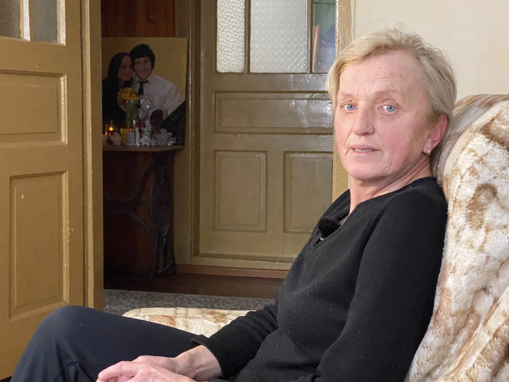 Zlatica v tomto kresle najčastejšie spomína na svoju dcéru a nádejného zaťa, po jej pravej strane, na chodbe vytvorila pietnu spomienku na mladých, vždy tam horí sviečka pri ich fotografii.