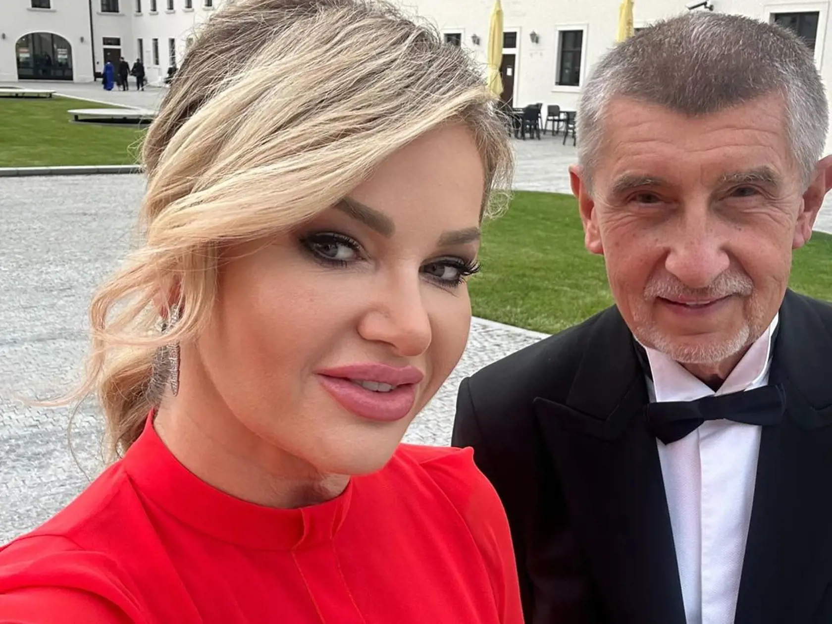 "S novým pánom prezidentom Petrom Pellegrinim na slávnostnej recepcii," pochválila sa Monika.