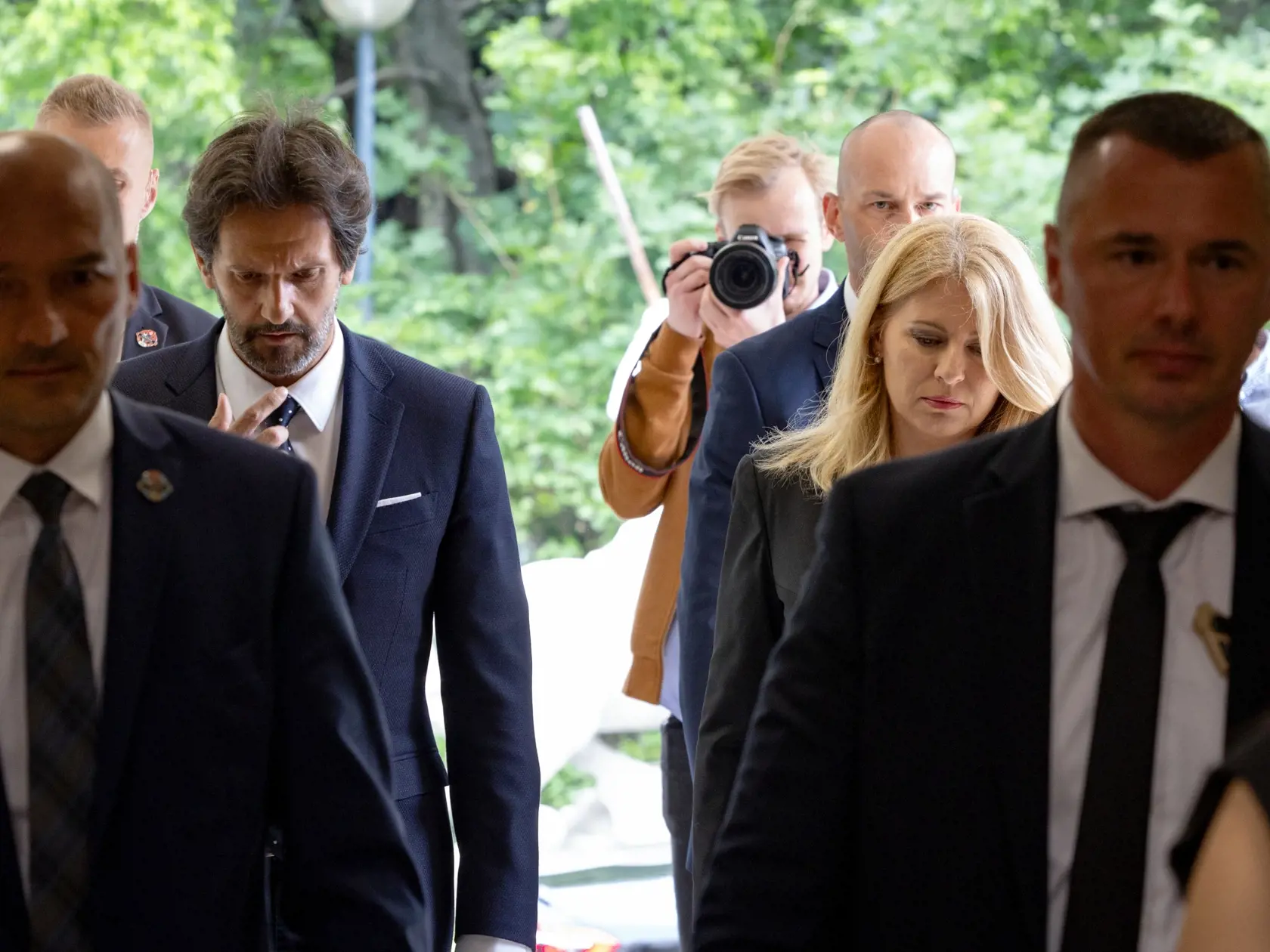 33. schôdza vlády Slovenskej republiky. Zasadnutie brannobezpečnostnej rady štátu po spáchaí atentátu na premiéra Roberta Fica v Handlovej. Na snínke je Robert Kaliňák a prezidentka Zuzana Čaputová.