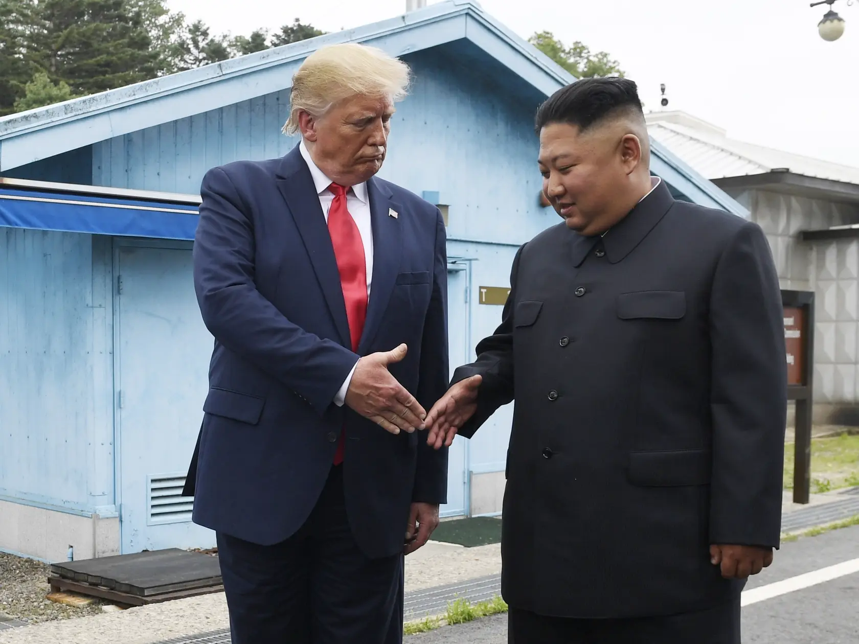 Na archívnej snímke americký prezident Donald Trump a vodca KĽDR Kim Čong-un.