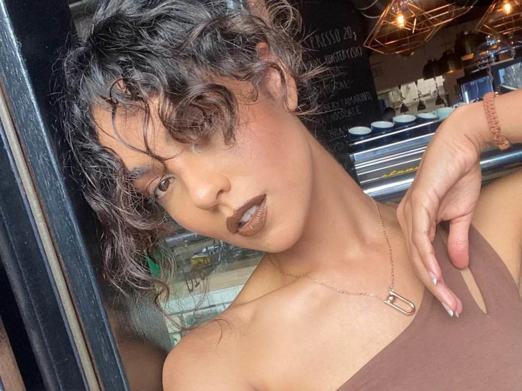 Alžbeta Ferencová je vzácny slovenský talent - speváčka, bývalá misska a najnovšie hrá hlavnú úlohu v seriáli Iveta. Mnohí ju prirovnávajú k speváčke Alicii Keys.