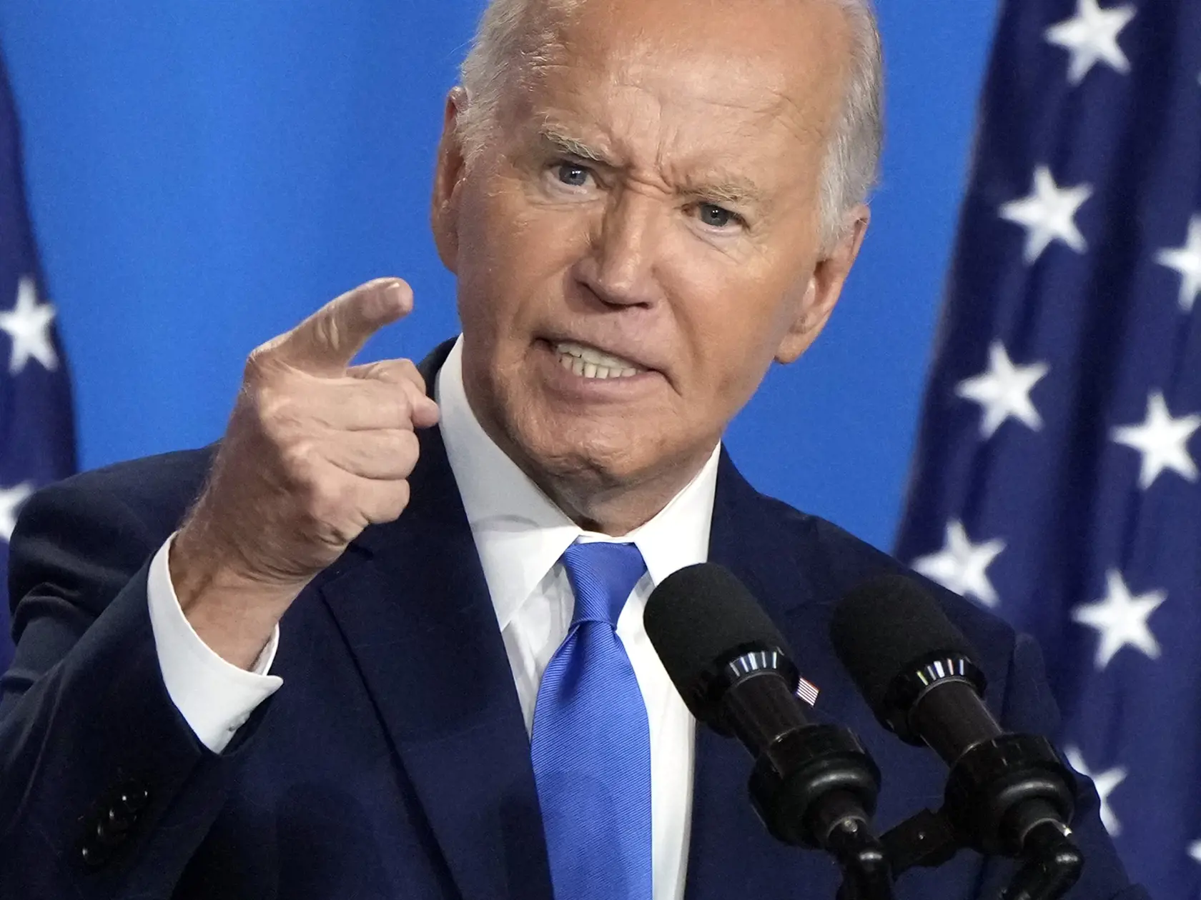 Americký prezident Joe Biden gestikuluje počas tlačovej konferencie na záver trojdňového summitu Severoatlantickej aliancie (NATO) vo Washingtone vo štvrtok 11. júla 2024.
