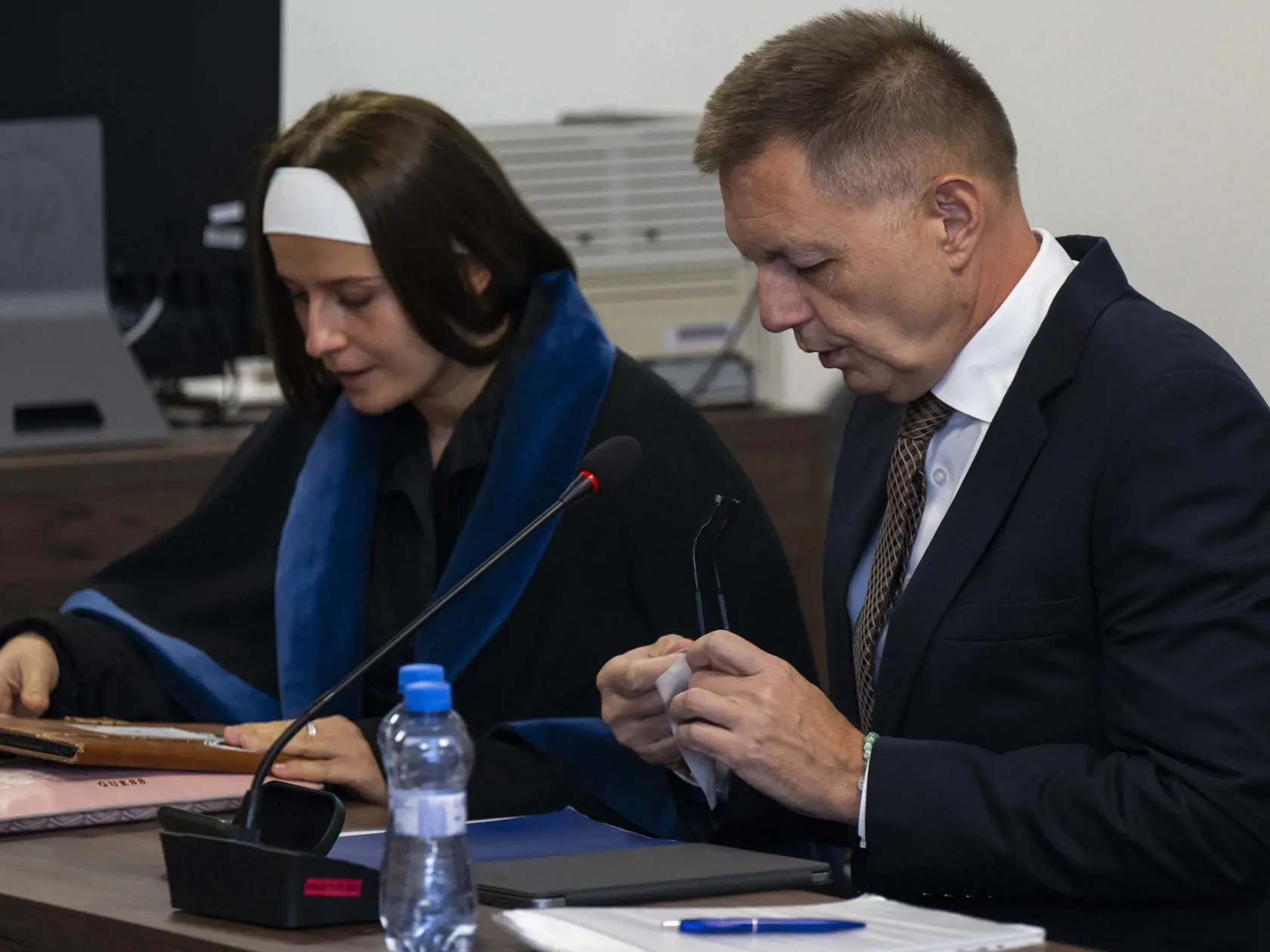 Na snímke obžalovaný guvernér Národnej banky Slovenska (NBS) a exminister financií Peter Kažimír (vpravo) sedí v súdnej sieni počas hlavného pojednávania na Špecializovanom trestnom súde (ŠTS) v Pezinku v piatok 11. októbra 2024.