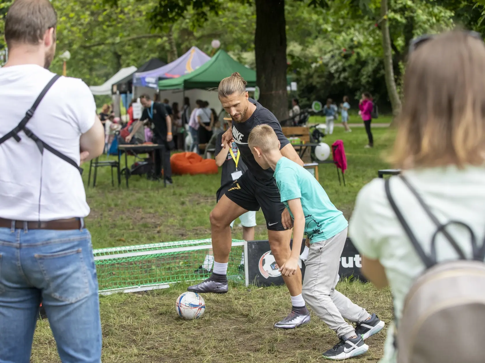 One Way Fest spoločenstva Milosť. Futbalista Erik Čikoš si s deťmi zahral aj futbal.