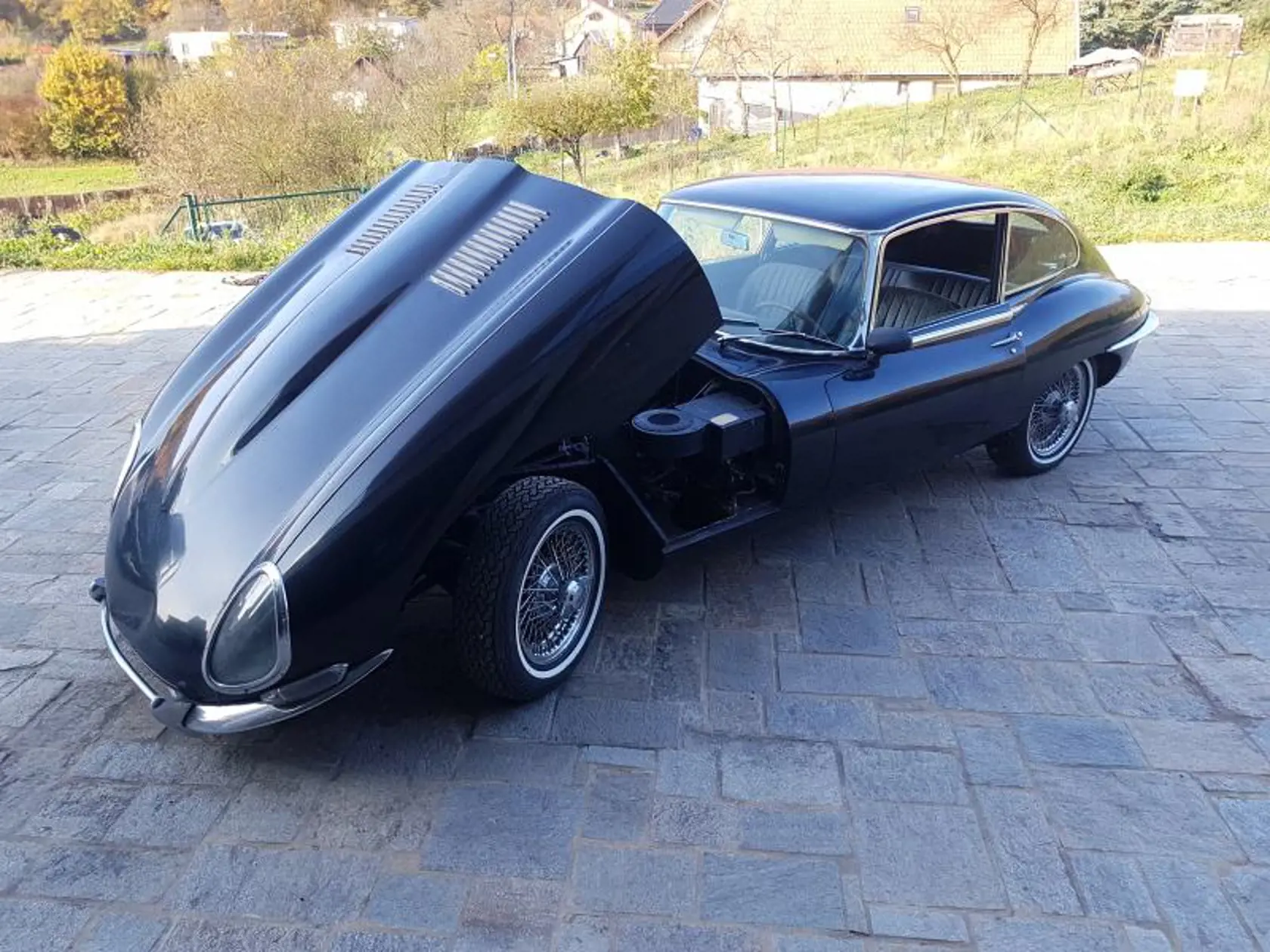 Jaguar E-Type 4,2l  1-série
Vyvolávacia cena: 47 000 €
Rok výroby 1967
Pohon - zadný
Palivo - benzín
Prevodovka - automatická 
Výkon - 195 kw
Objem - 4235 cm3
Max rychlost 245km/h
Farba - čierna
Stav - pôvodný
Pneu - nové historické s bielym pruhom