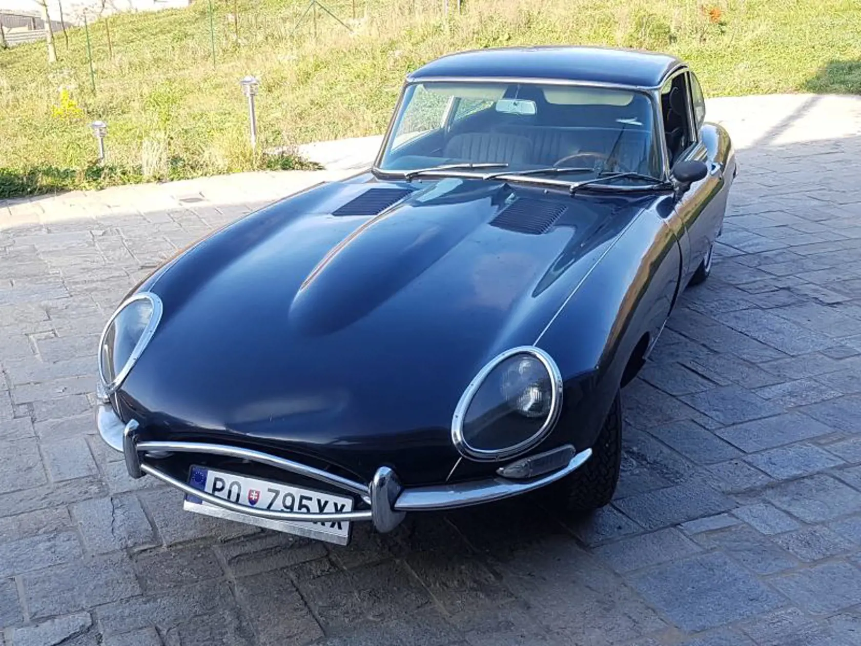 Jaguar E-Type 4,2l  1-série
Vyvolávacia cena: 47 000 €
Rok výroby 1967
Pohon - zadný
Palivo - benzín
Prevodovka - automatická 
Výkon - 195 kw
Objem - 4235 cm3
Max rychlost 245km/h
Farba - čierna
Stav - pôvodný
Pneu - nové historické s bielym pruhom