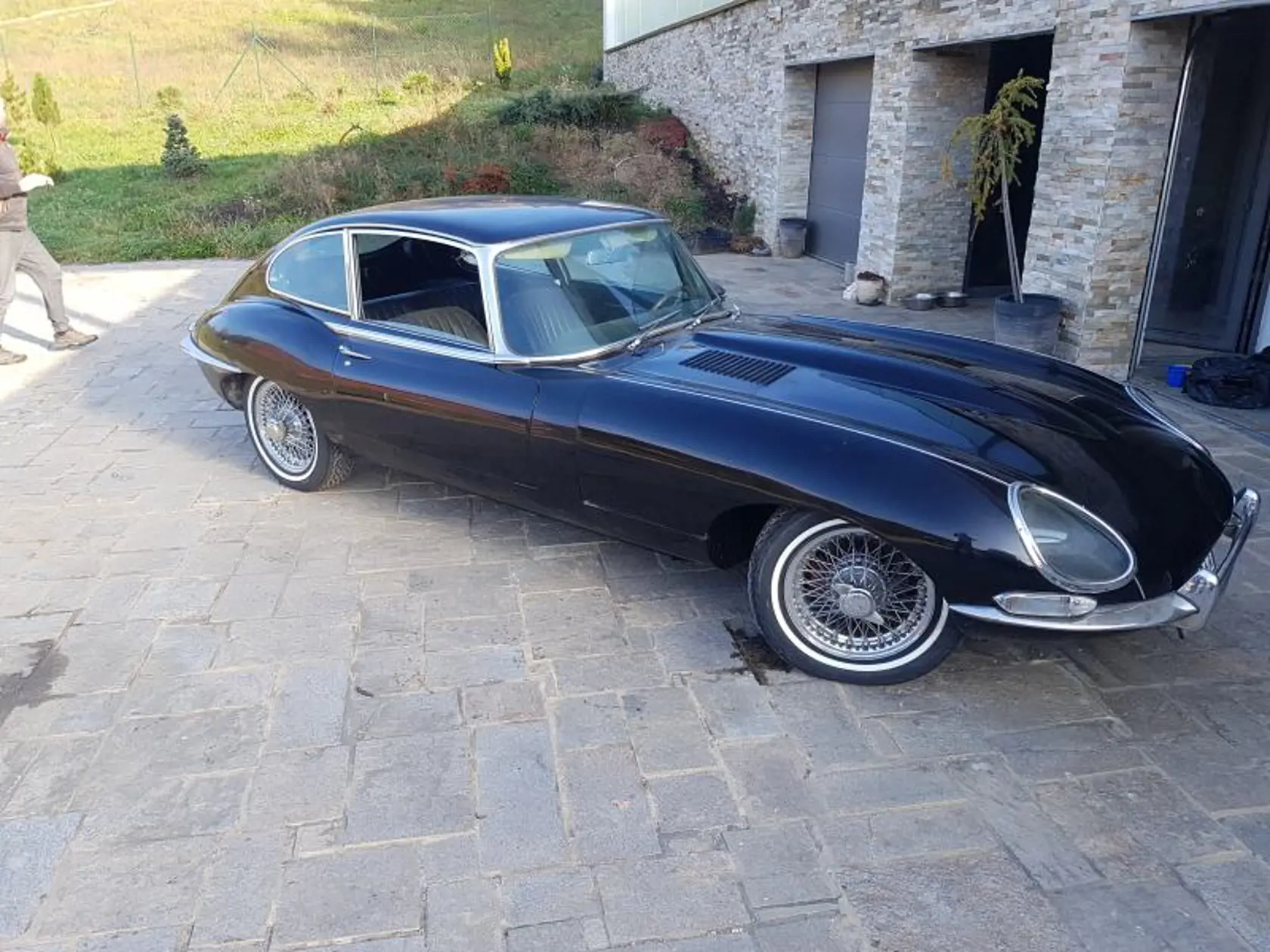 Jaguar E-Type 4,2l  1-série
Vyvolávacia cena: 47 000 €
Rok výroby 1967
Pohon - zadný
Palivo - benzín
Prevodovka - automatická 
Výkon - 195 kw
Objem - 4235 cm3
Max rychlost 245km/h
Farba - čierna
Stav - pôvodný
Pneu - nové historické s bielym pruhom