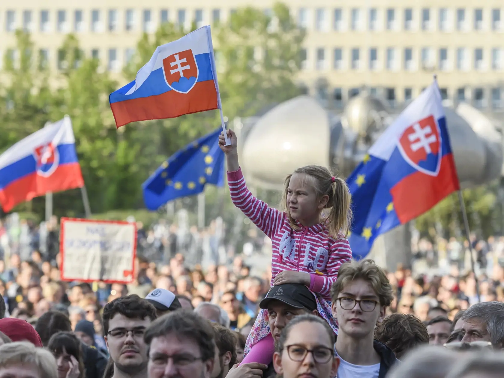 Na snímke ľudia počas protivládneho protestu hnutia Progresívne Slovensko (PS) na Námestí slobody v Bratislave 2. mája 2024. FOTO TASR - Jaroslav Novák
