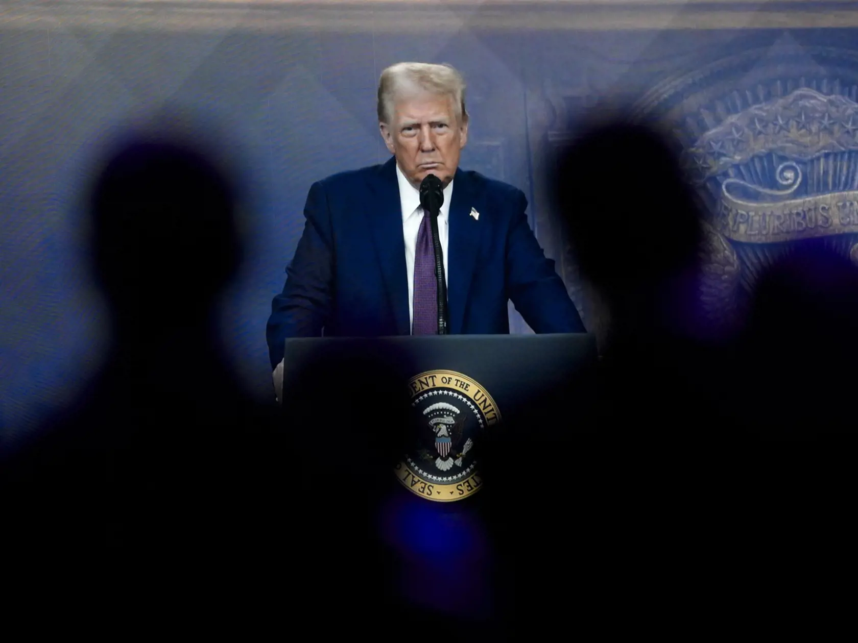 AZ16 Davos - Účastníci počúvajú virtuálny prejav amerického prezidenta Donalda Trumpa na výročnom zasadnutí Svetového ekonomického fóra vo švajčiarskom Davose vo štvrtok 23. januára 2025. Trump vo štvrtok vyhlásil, že sa chce čoskoro stretnúť s ruským prezidentom Vladimirom Putinom, aby dosiahol ukončenie takmer tri roky trvajúcej  vojny rozpútanej Ruskom voči Ukrajine. Trump súčasne vyjadril ľútosť nad obrovskými stratami na životoch, ktoré si táto vojna vyžiadala. FOTO AP