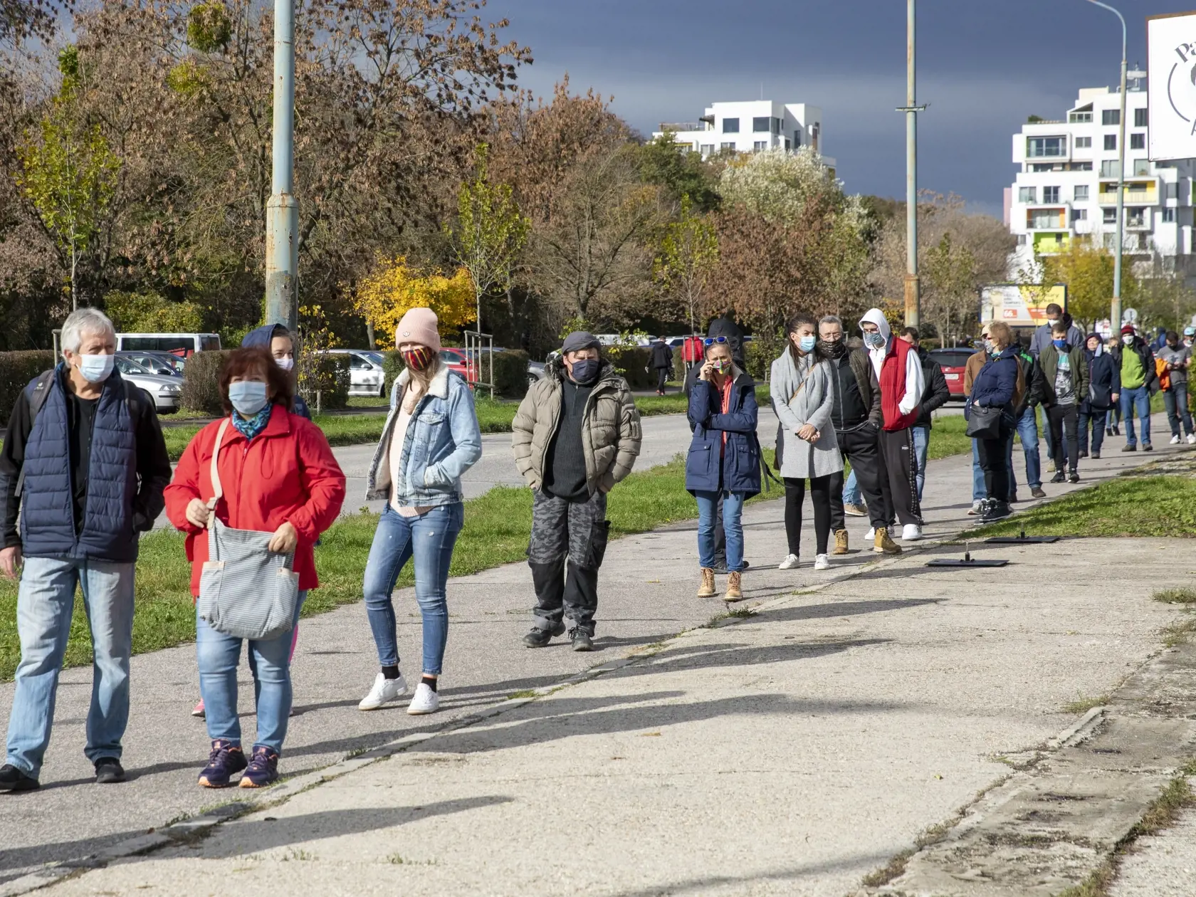 Celoplošné testovanie vyhnalo do ulíc milióny Slovákov, tisícom vyšli pozitívne antigénové testy.