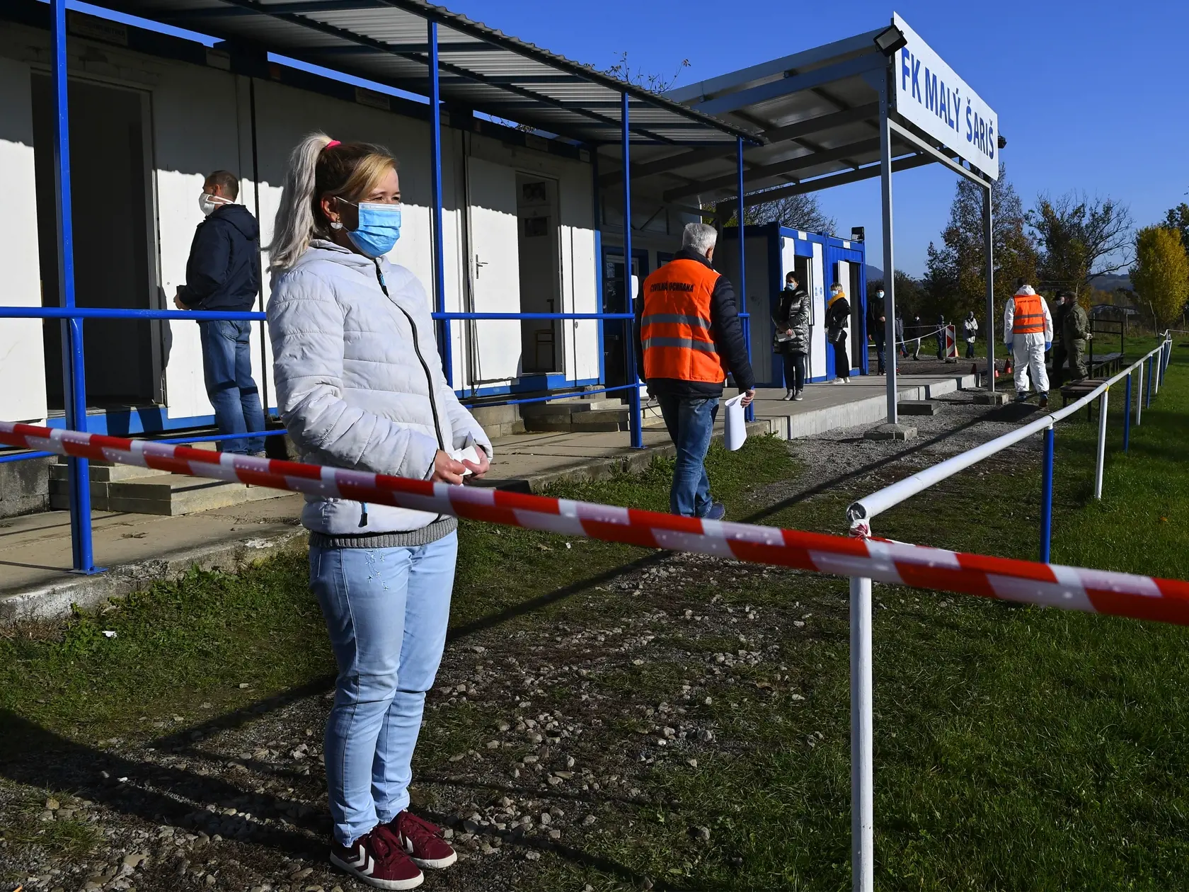 Celoplošné testovanie vyhnalo do ulíc milióny Slovákov, tisícom vyšli pozitívne antigénové testy.