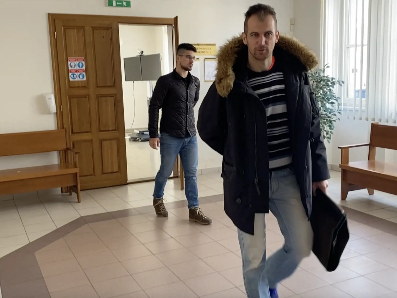 Marek a Rafael Kuffovci pri odchode z pojednávacej miestnosti.