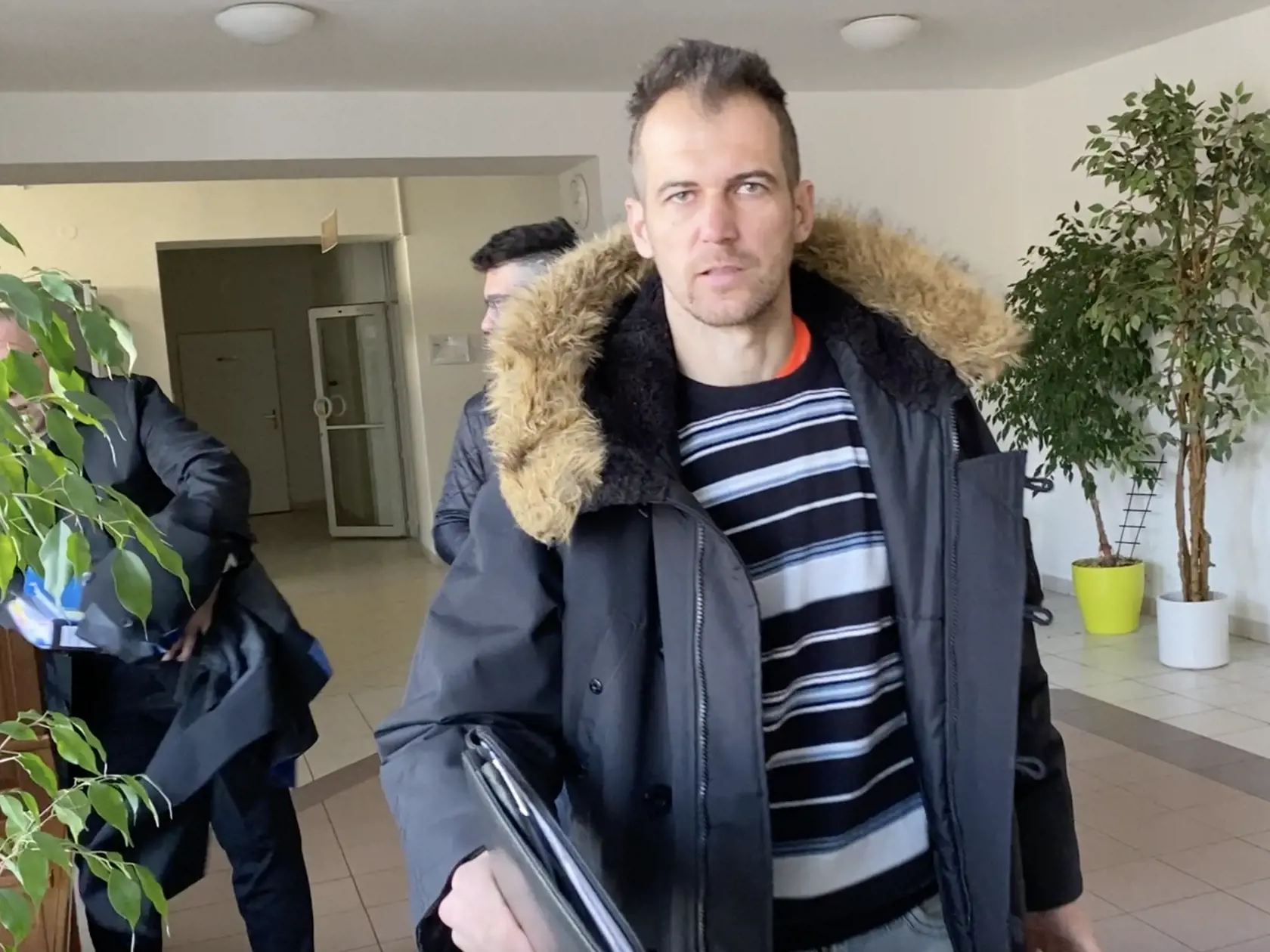 Marek Kuffa pri vyvolaní veci nabral smer k prítomným médiám, nepáčilo sa mu snímanie jeho tváre.