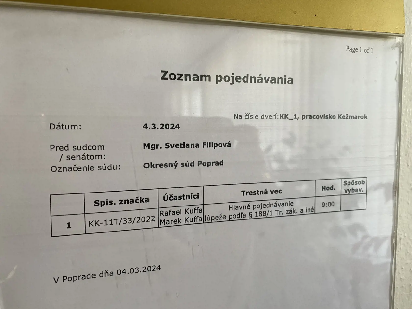 Súdne pojednávanie so štátnym tajomníkom Štefanom Kuffom a jeho synmi sa vedie na súde v Kežmarku. Jeho synovia Marek a Filip sú obžalovaní v jednej kauze a Štefan a jeho synovia Gregor a štátny tajomník Filip sú stíhaní v druhej kauze pre nebezpečné vyhrážanie.