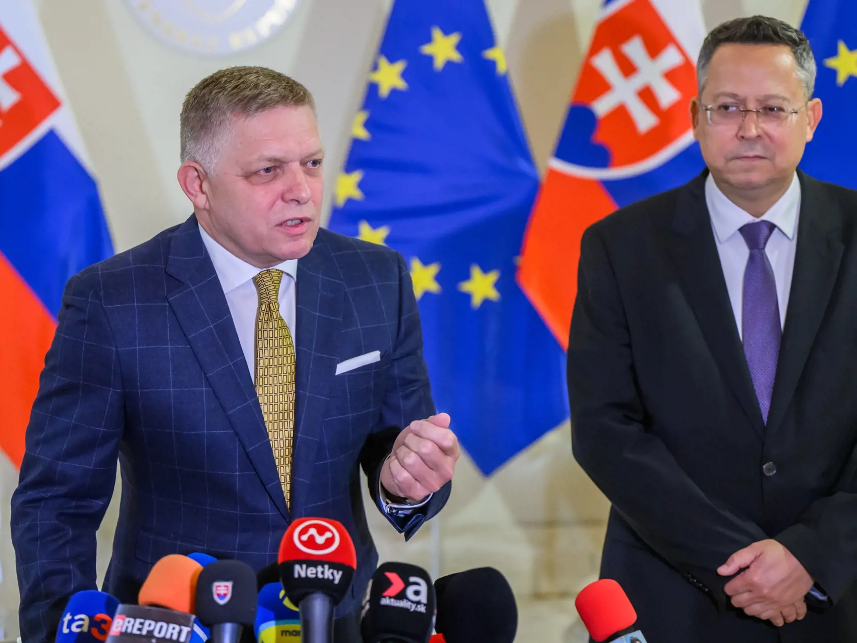 Na snímke zľava premiér Robert Fico a minister financií Ladislav Kamenický (obaja Smer-SD) sa účastnia na tlačovej konferencii po rokovaní s predsedami opozičných strán a predstaviteľmi Ministerstva financií SR o konsolidácii na Úrade vlády SR v Bratislave v utorok 24. septembra 2024. Opozičné strany KDH a Progresívne Slovensko (PS) pozvanie predsedu vlády na rokovanie o konsolidačných opatreniach prijali, Sloboda a Solidarita (SaS) ho odmietla. FOTO TASR - Jaroslav Novák