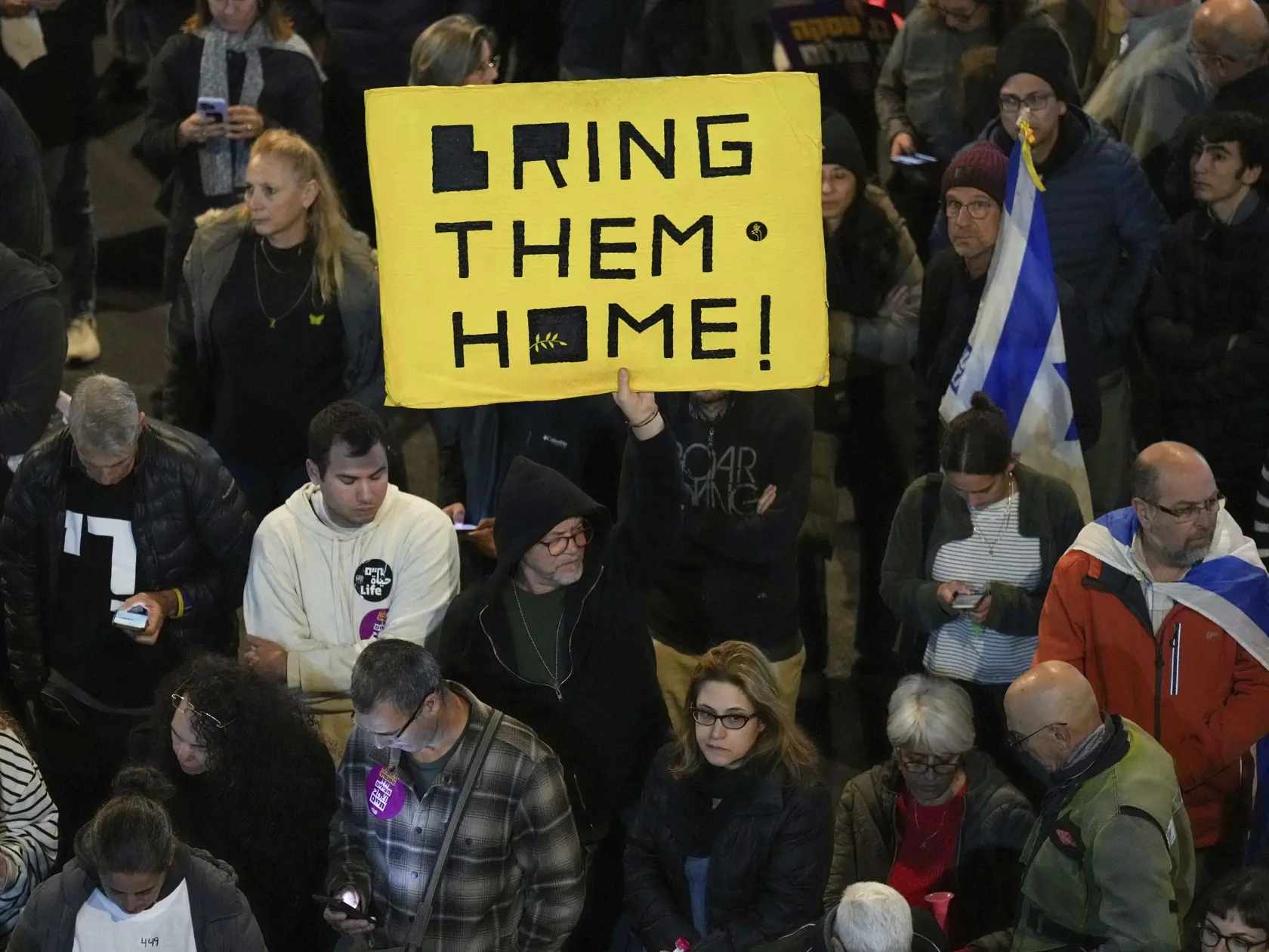 KK47 Tel Aviv - Izraelčania protestujú proti vláde izraelského premiéra Benjamina Netanjahua a žiadajú prepustenie rukojemníkov zadržiavaných palestínskym militantným hnutím Hamas v Pásme Gazy v sobotu 28. decembra 2024 v Tel Avive. FOTO TASR/AP
Israelis protest against Prime Minister Benjamin Netanyahu's government and call for the release of hostages held in the Gaza Strip by the Hamas militant group, in Tel Aviv, Israel, Saturday, Dec. 28, 2024. (AP Photo/Ariel Schalit)