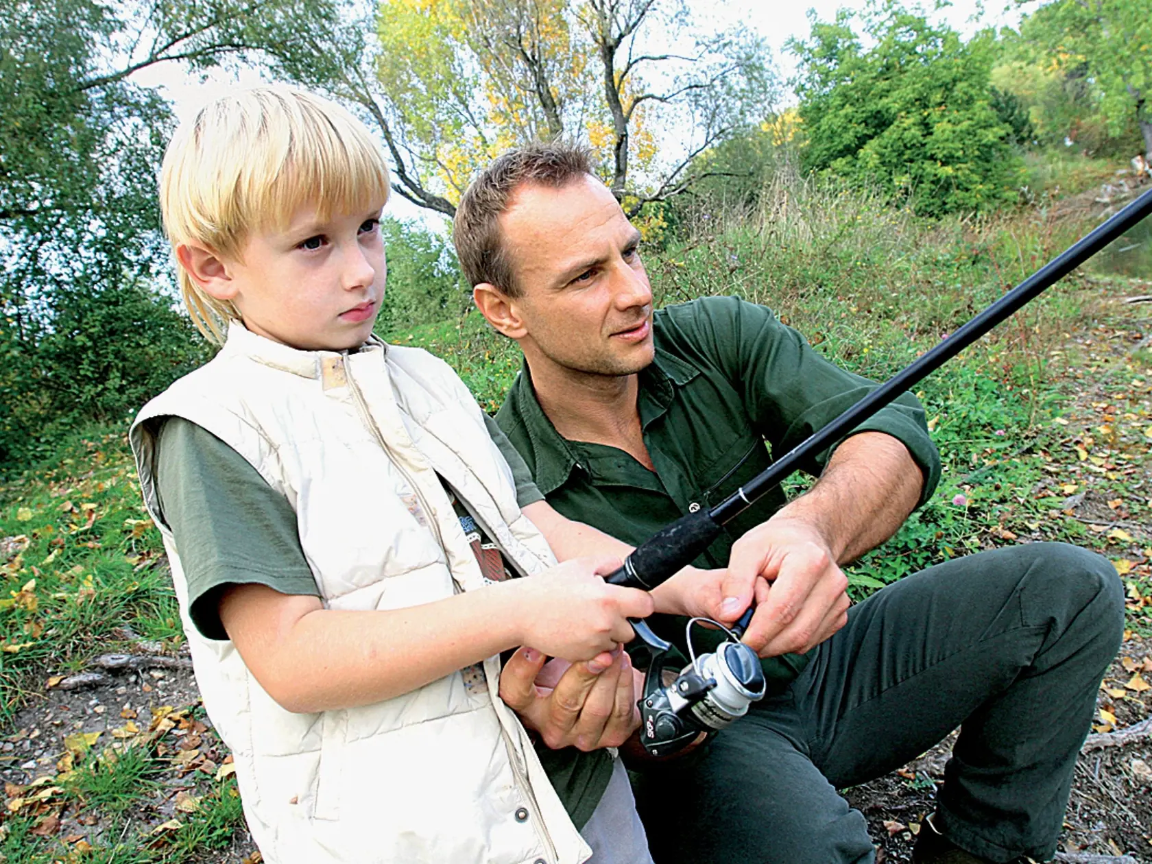 Rok 2007: Patrik Švajda so synom Samkom na rybačke.