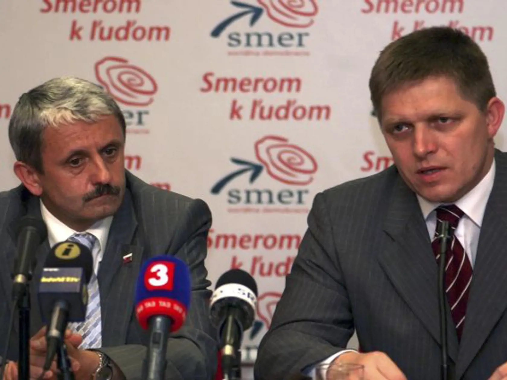 Programové prieniky medzi stranami Smer-SD a SDKÚ sa h¾adajú ve¾mi ažko, vyhlásil 21. júna 2006 predseda Smeru-SD Robert Fico po rokovaní s lídrom SDKÚ-DS Mikulášom Dzurindom. Ïalšie rozhovory s SDKÚ-DS však líder sociálnych demokratov nevylúèil. Na otázku, èo by mohlo spôsobi posun v prospech prípadnej koalície oboch strán, Fico poznamenal, že to môže ovplyvni "správanie sa iných politických subjektov". Blízkos alebo vzdialenos programov je pod¾a Dzurindu vážnou vecou, ale ešte vážnejšou j