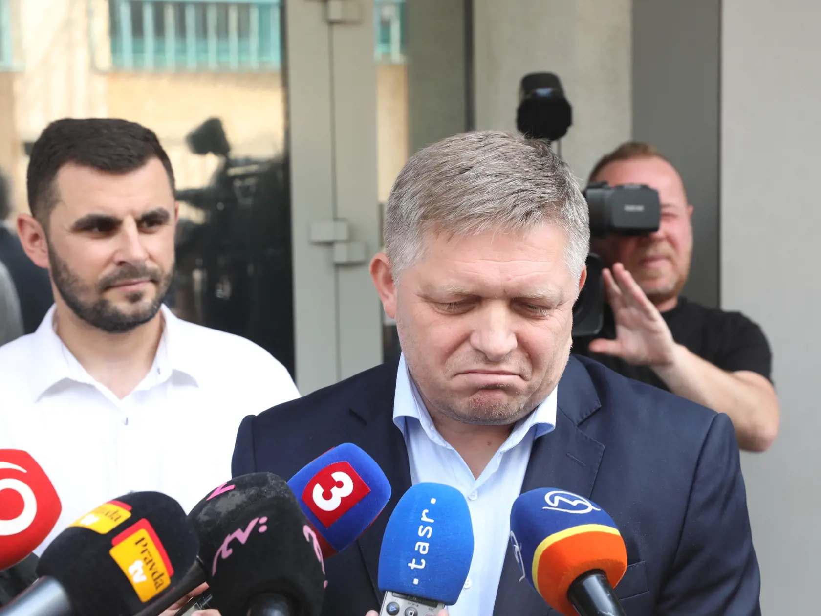 Na fotke je Robert Fico poslanec za stranu Smer na brifíng.