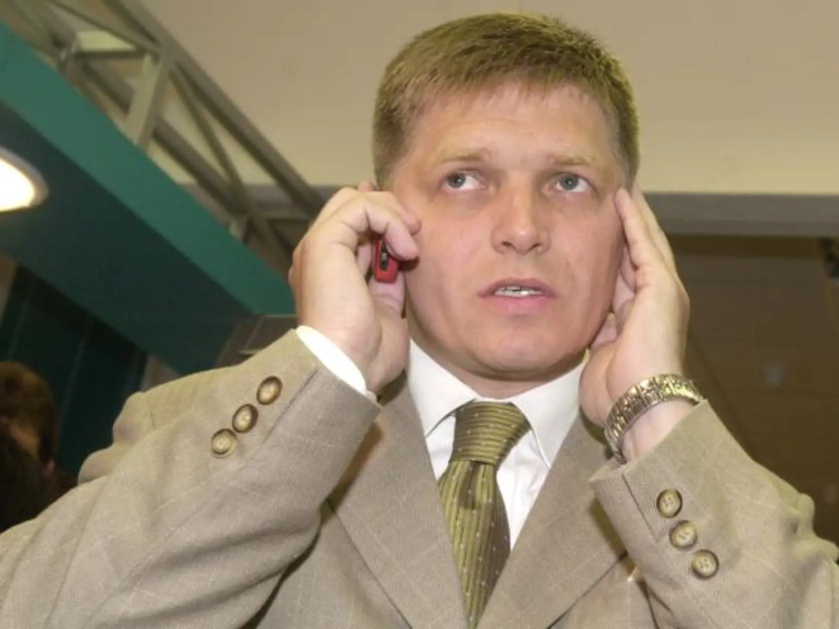 Líder strany Smer Robert Fico telefonuje krátko po vyhlásení predbežných výsledkov parlamentných volieb 21. septembra 2002 v sídle Smeru v Bratislave.  Foto: Vladimír Benko / TASR, 21.9.2002, Bratislava