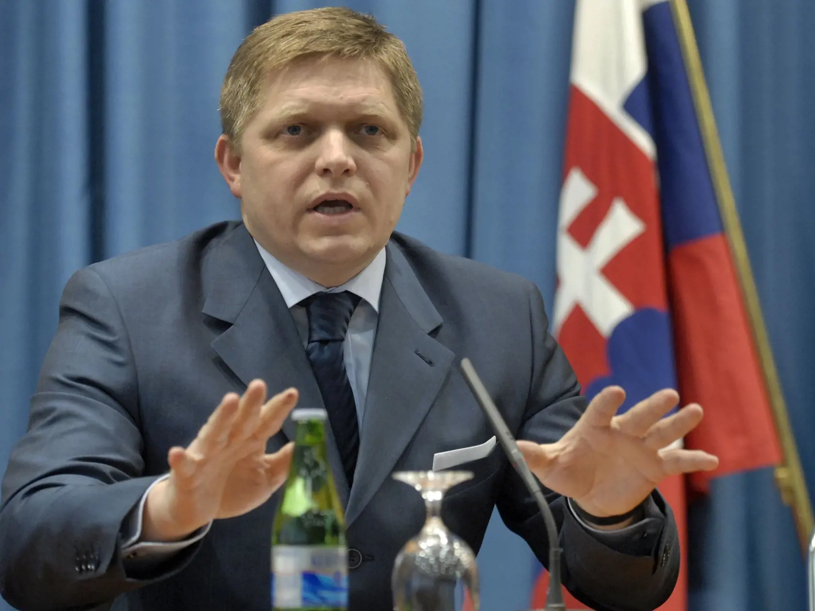 Na snímke predseda vlády SR Robert Fico (na snímke) poèas tlaèovej konferencie s ministrom hospodárstva SR ¼ubomírom Jahnátkom (nie je na snímke) na tému spätné odkúpenie 49-percentného podielu akcií Transpetrolu štátom 27. marca 2009 v Bratislave. FOTO TASR – Martin Baumann
