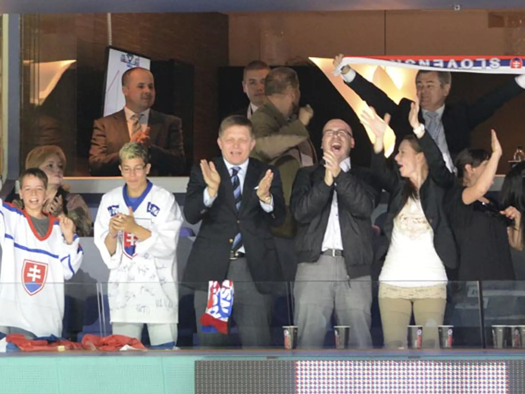 TretÌ zæava premiÈr SR Robert Fico tlieska slovensk˝m hr·Ëom vo fin·lovom stretnutÌ majstrovstiev sveta v æadovom hokeji Rusko - Slovensko 20. m·ja 2012 v Hartwall arÈne v Helsink·ch. 
FOTO  TASR - Pavel Neubauer






