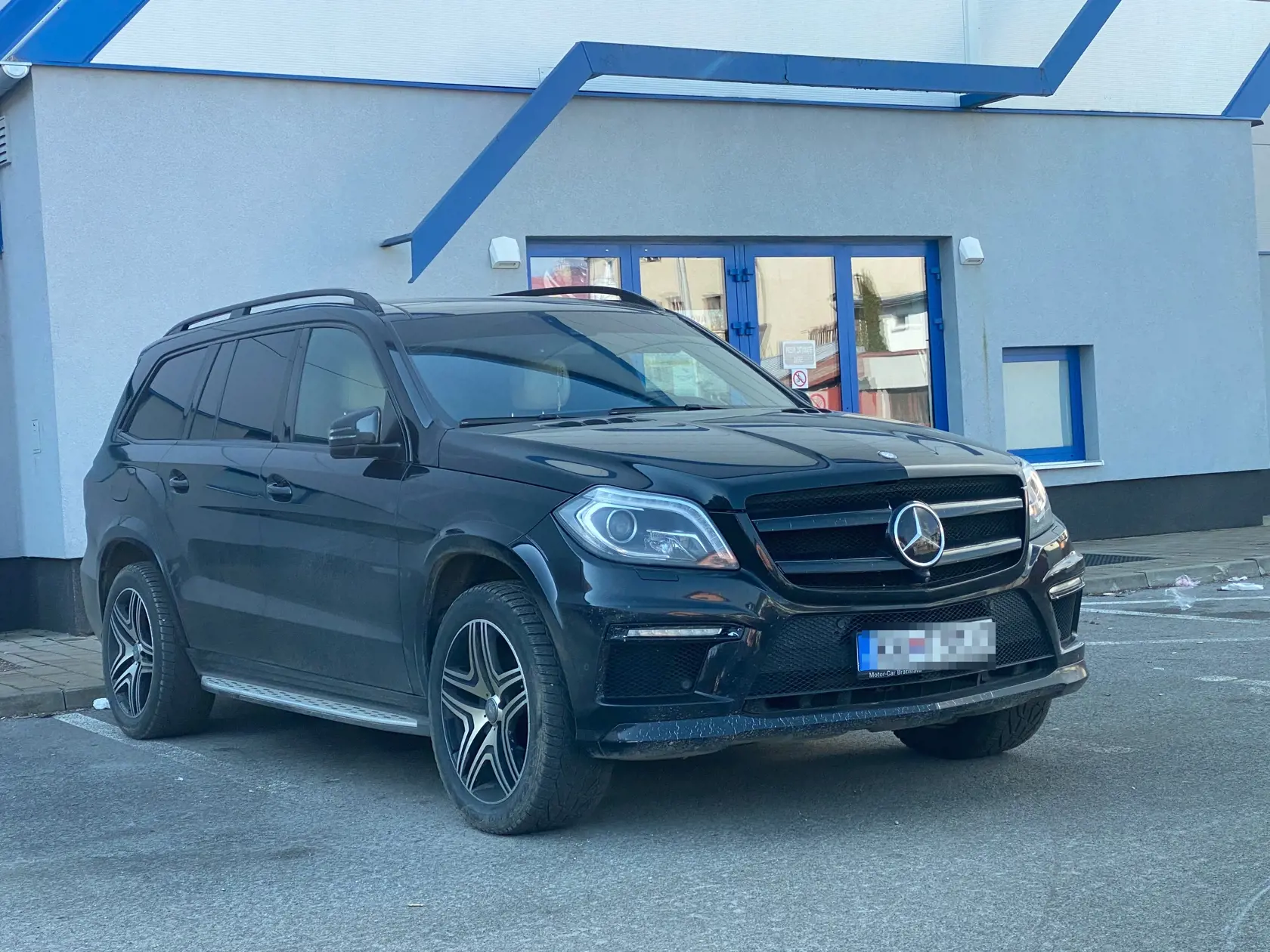 Auto, na ktorom prišiel na súd Marek Kuffa. Vraj je to jedno z jeho luxusného vozového parku, ktoré parkuje pred sociálnym bytom, kde býva. Evidenčné číslo nesie názov jeho firmy.