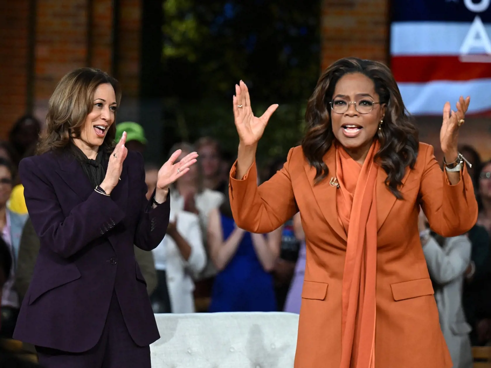 Kamala Harrisová počas podujatia "Jednotne pre Ameriku" s najznámejšou americkou televíznou moderátorkou Oprah Winfreyovou 20. septembra 2024.