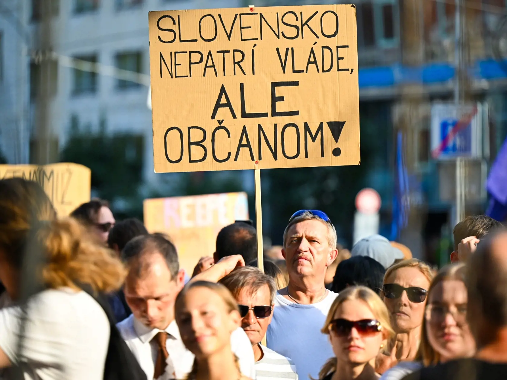 Na snímke účastníci protestného zhromaždenia, ktoré zorganizovali opozičné strany Progresívne Slovensko (PS) a Sloboda a solidarita (SaS) proti ministerke kultúry Martine Šimkovičovej (nominantka SNS) a ministrovi spravodlivosti Borisovi Suskovi (Smer-SD) na Námestí SNP v Bratislave v utorok 13. augusta 2024.