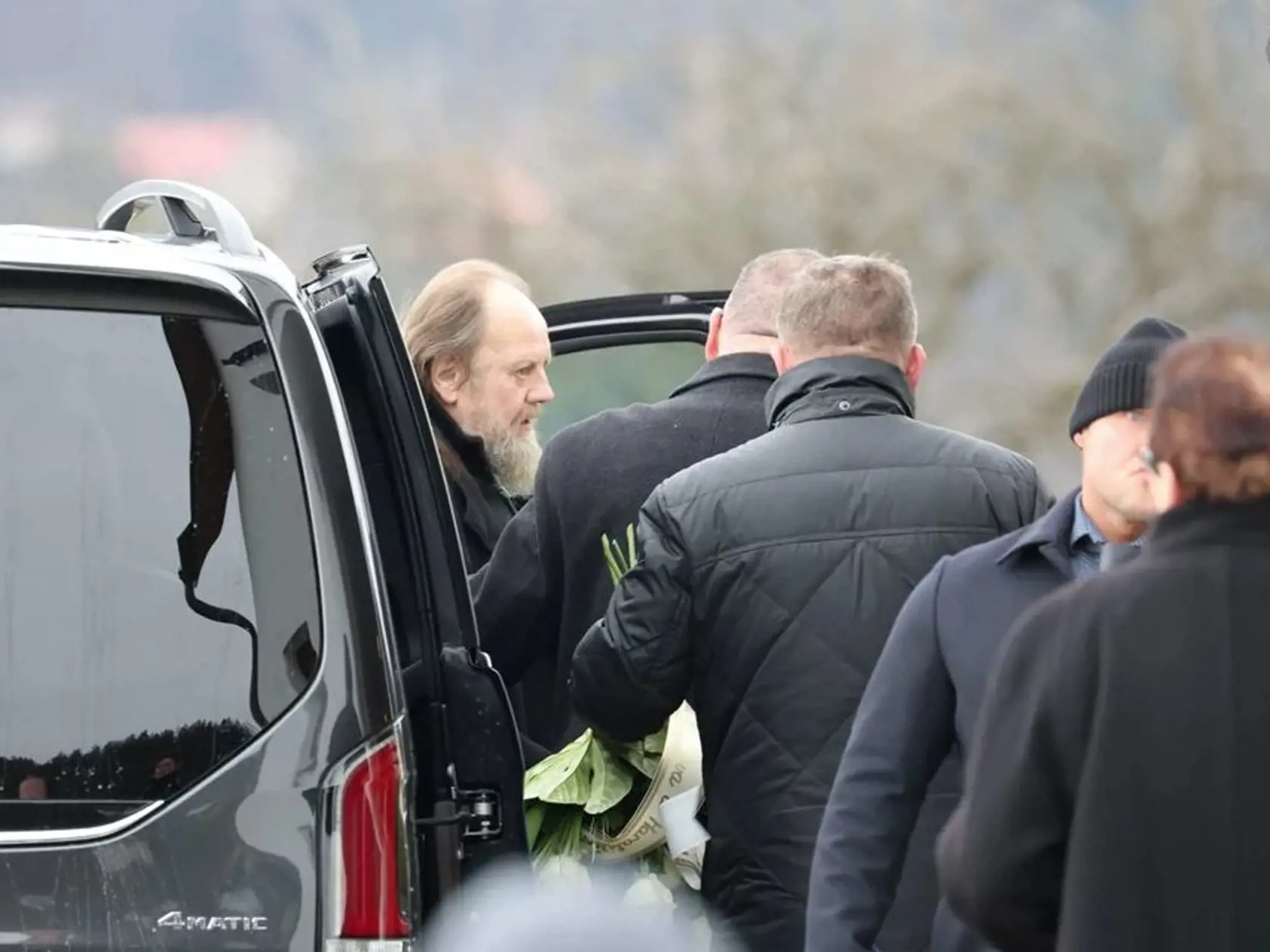 Posledná rozlúčka so speváčkou Helenou Zeťovou, ktorá náhle zomrela vo veku 44 rokov. Na snímke jej nevlastný otec - český spevák Lešek Semelka. 