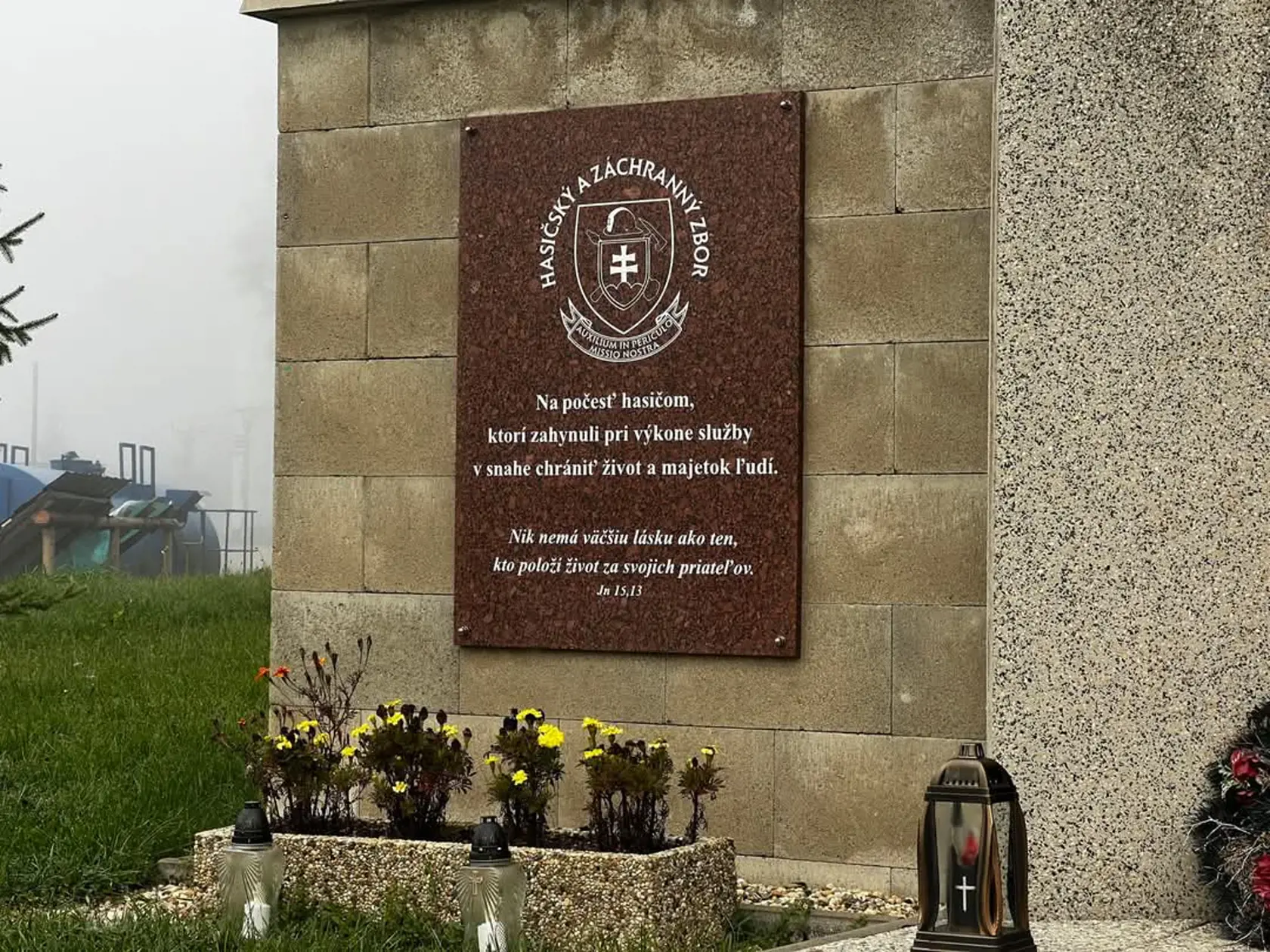 Na hasičov kamaráti nezabúdajú. Ich mená sú vytesané aj na pamätníku. Teraz ukončili aj zbierku na pomoc ich rodinám.