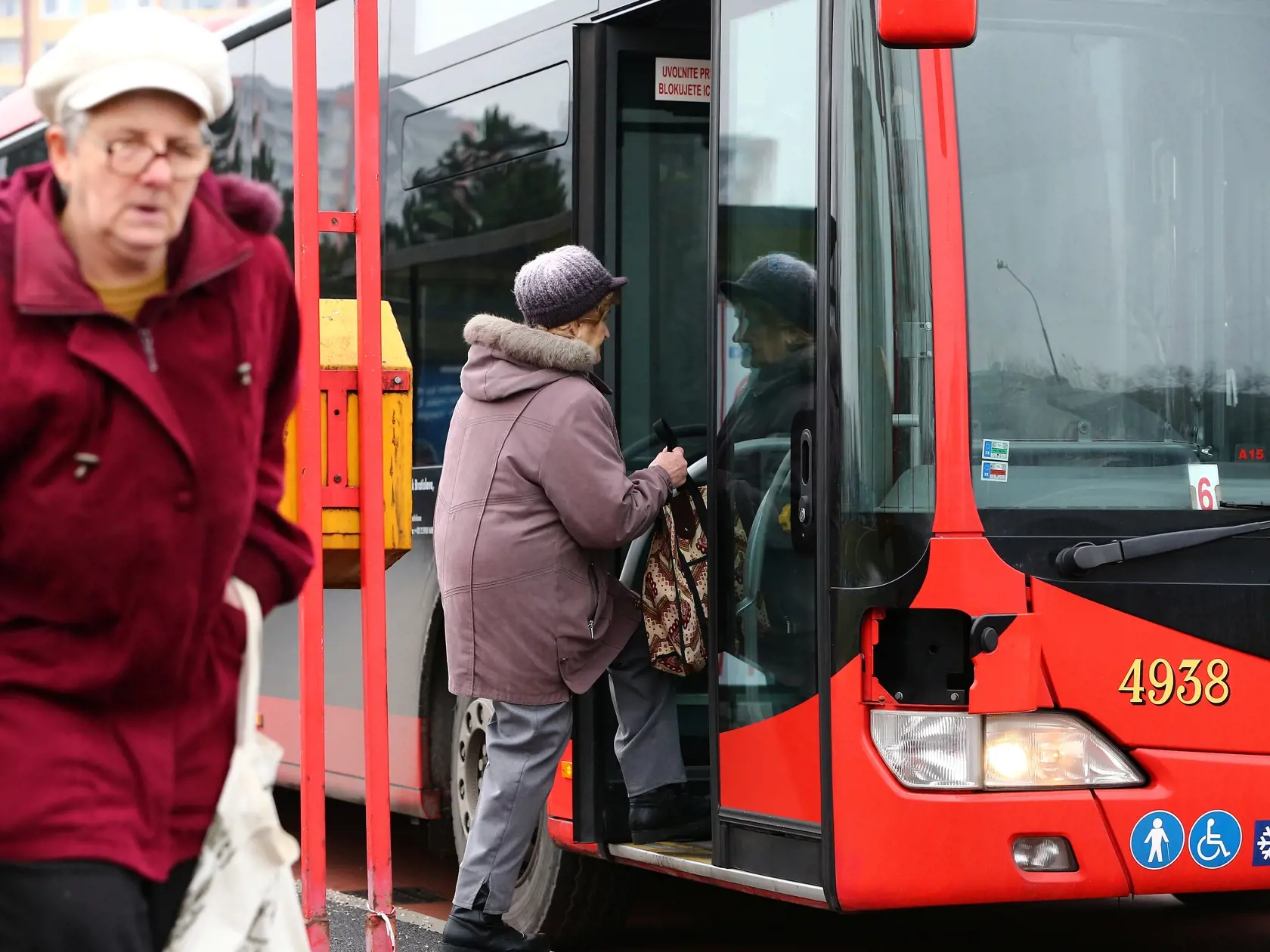 Regióny: Dôchodcovia a seniorpas. Anketa s bratislavskými dôchodcami na tému využívania Seniorpasu v mestskej hromadmej doprave.